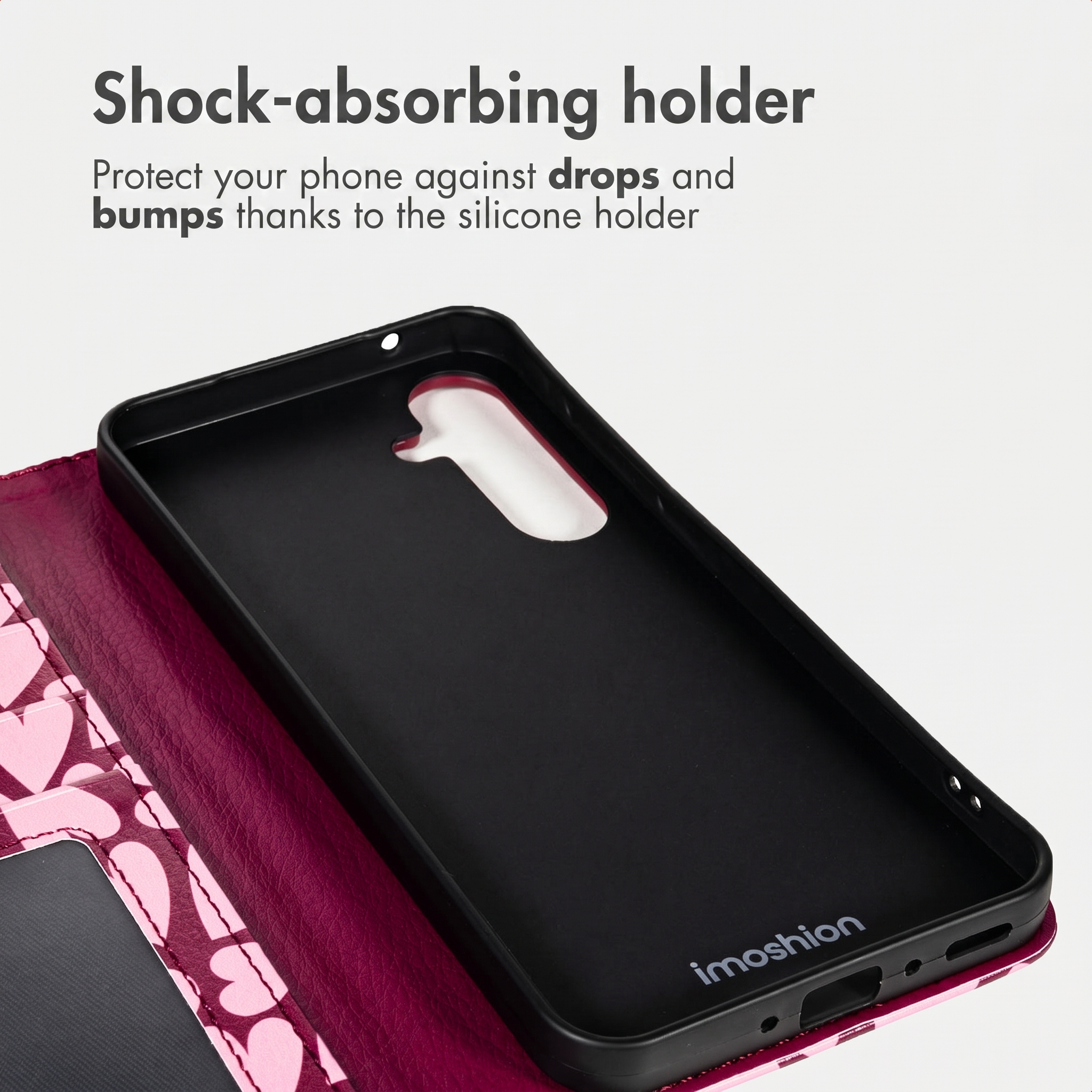 Funda rosa para teléfono con patrón de corazones y soporte de silicona negra.