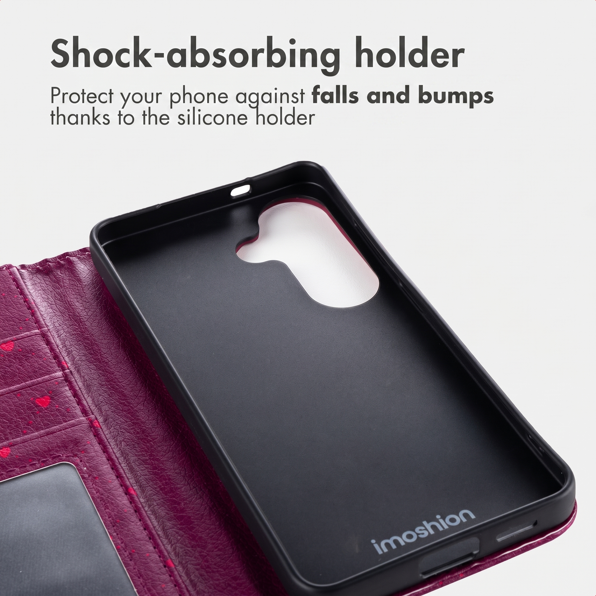 Een magenta lederen telefoonhoesje met zwarte siliconen houder en tekst erboven.