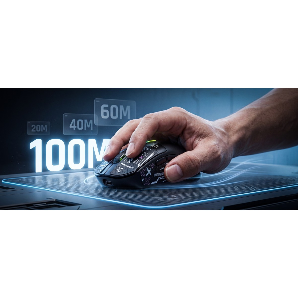 Bir el, arkasındaki futuristik 100M grafikleriyle aydınlatılmış bir mouse pad üzerinde siyah oyun faresini kullanıyor.
