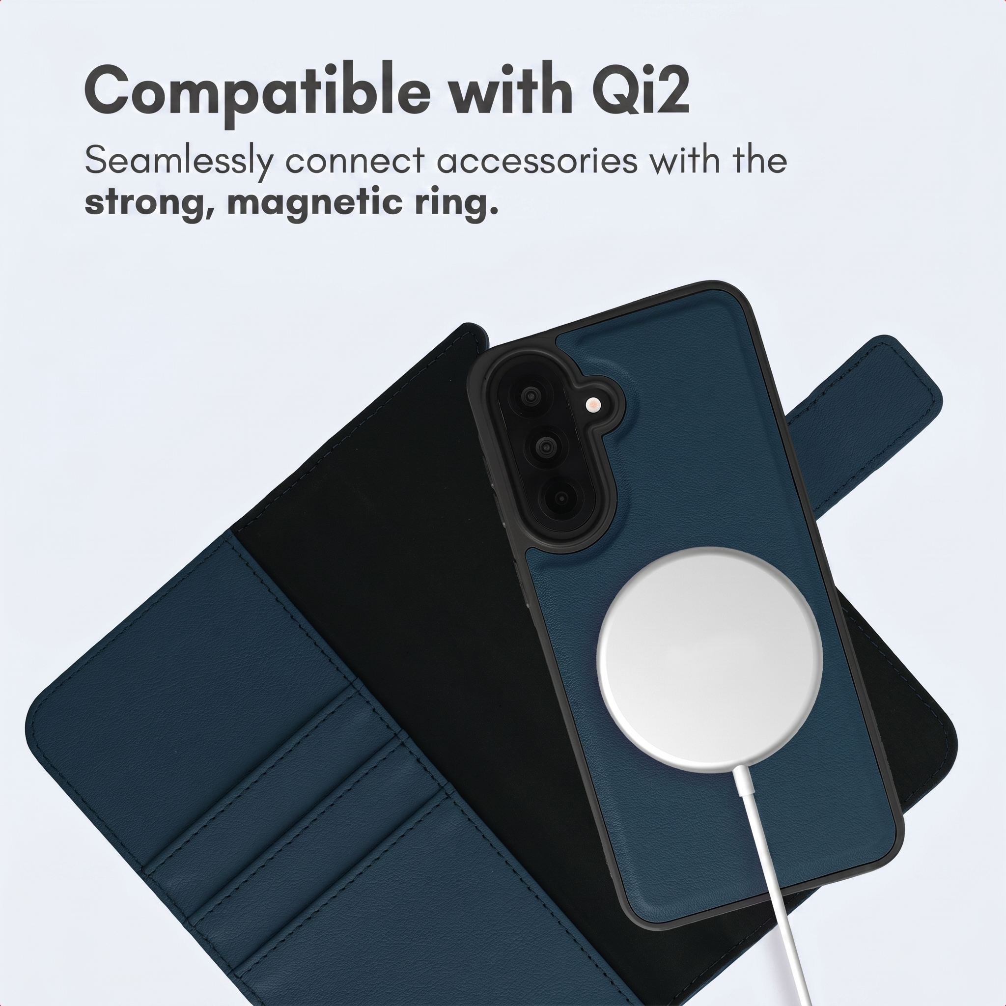 Una funda de móvil de cuero azul con un cargador magnético Qi2 redondo blanco adherido, sobre fondo claro.