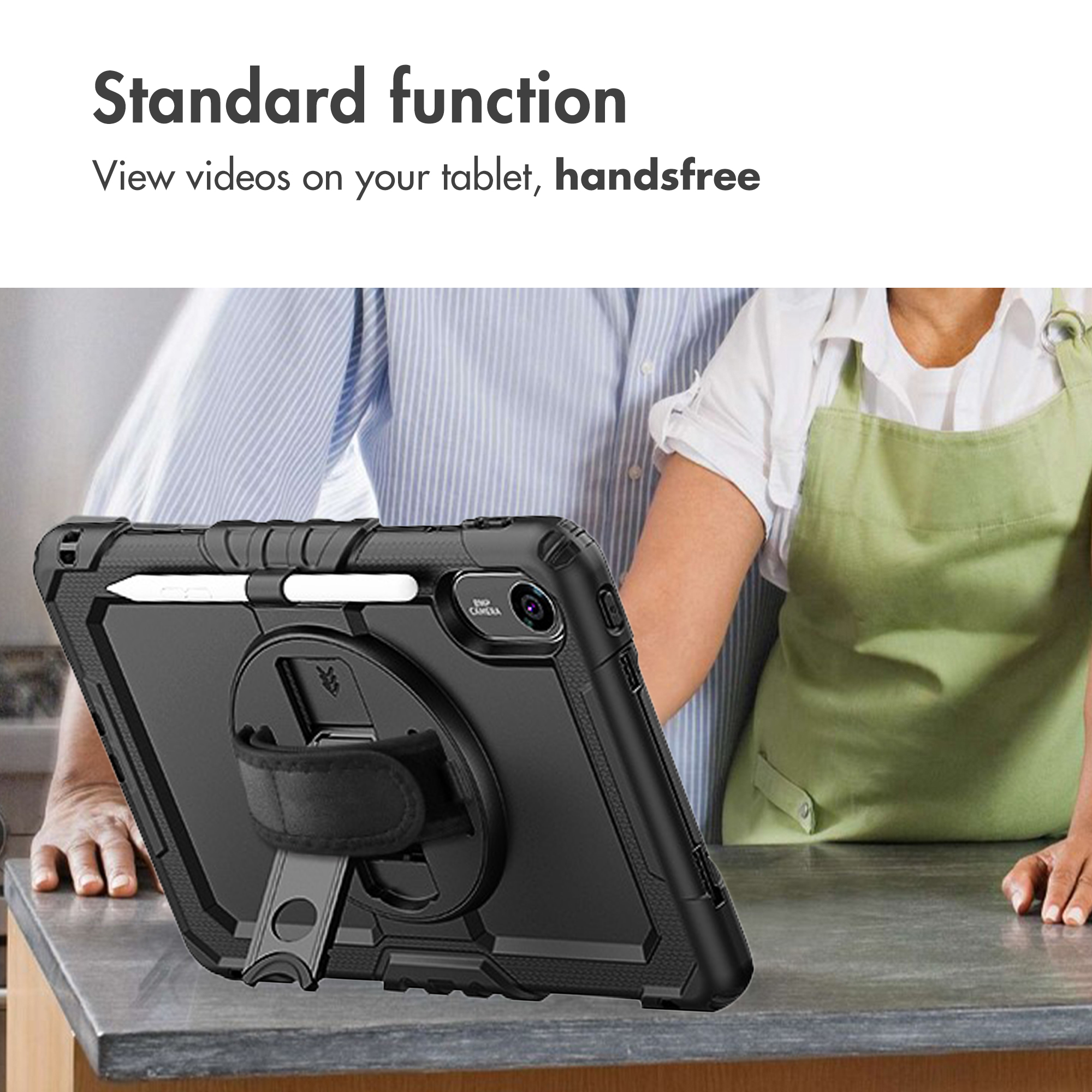 Tablet in custodia robusta con supporto su un bancone da cucina, con una coppia dietro.