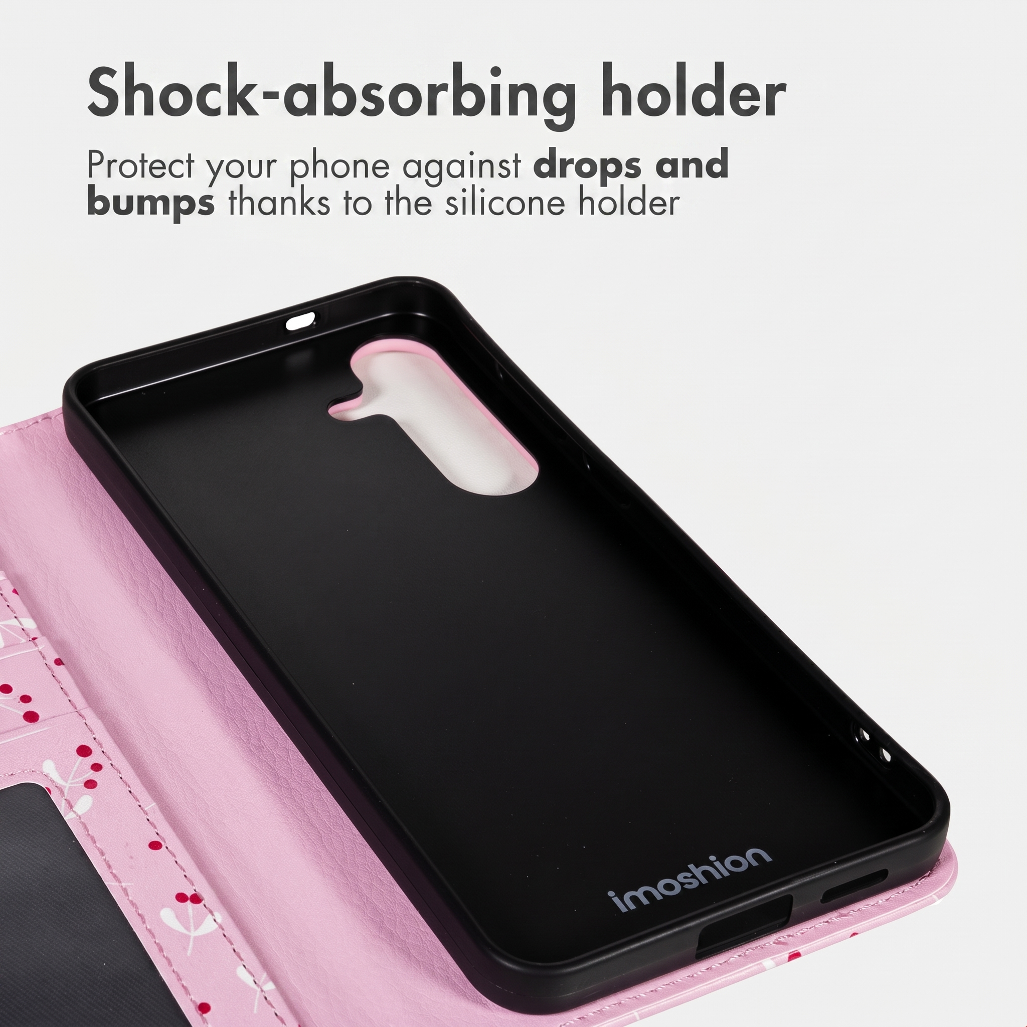 Roze telefoonhoesje met zwarte siliconen houder en kersenmotief tegen witte achtergrond.