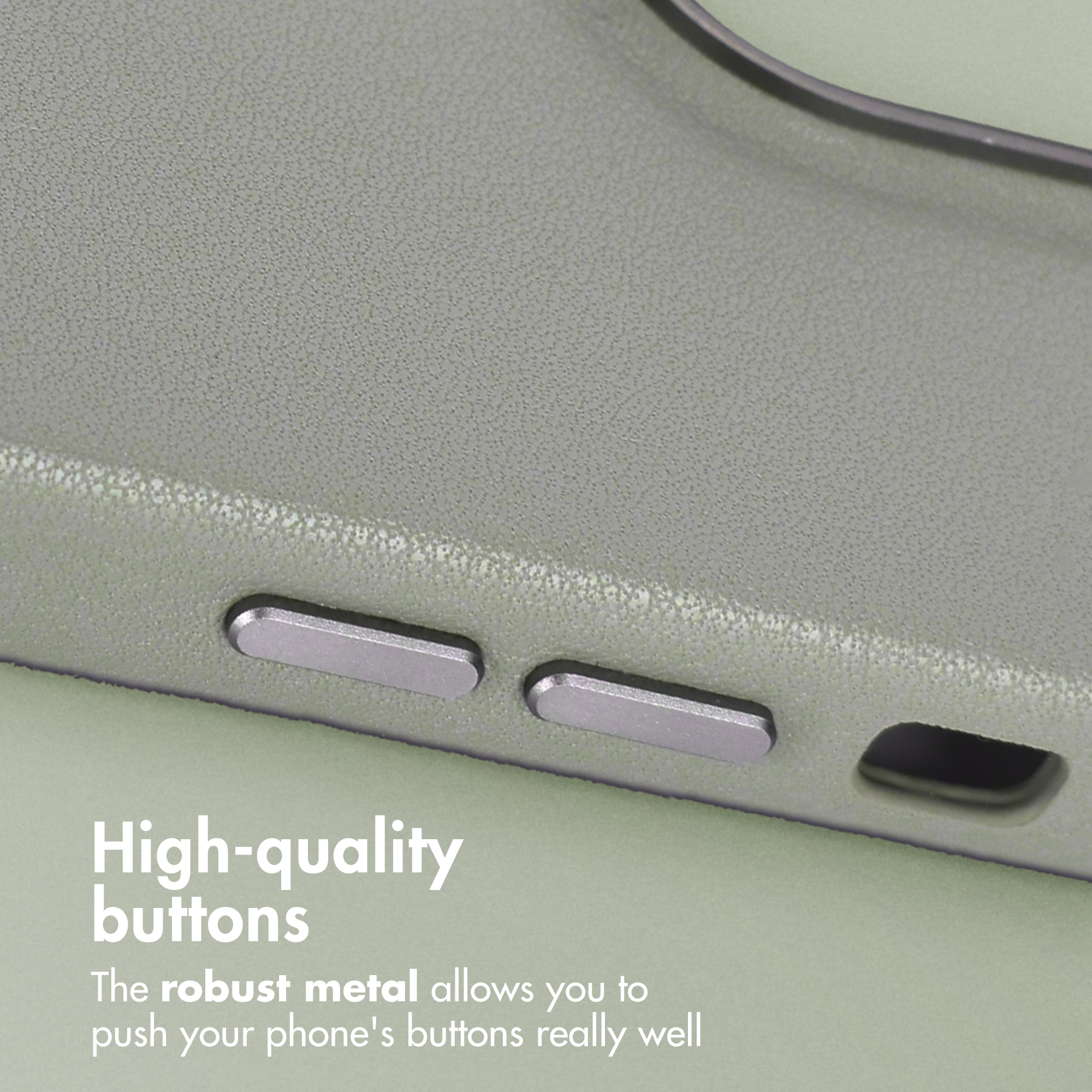 Primo piano di due bottoni metallici argentati su una custodia per cellulare grigio-verde.