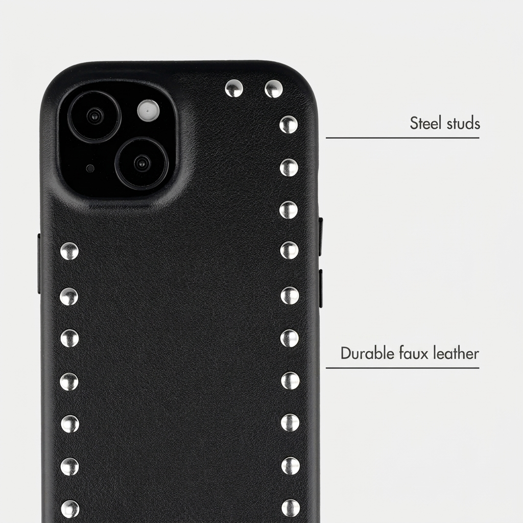 Zwarte telefoonhoes van kunstleder met zilveren stalen studs langs de randen.