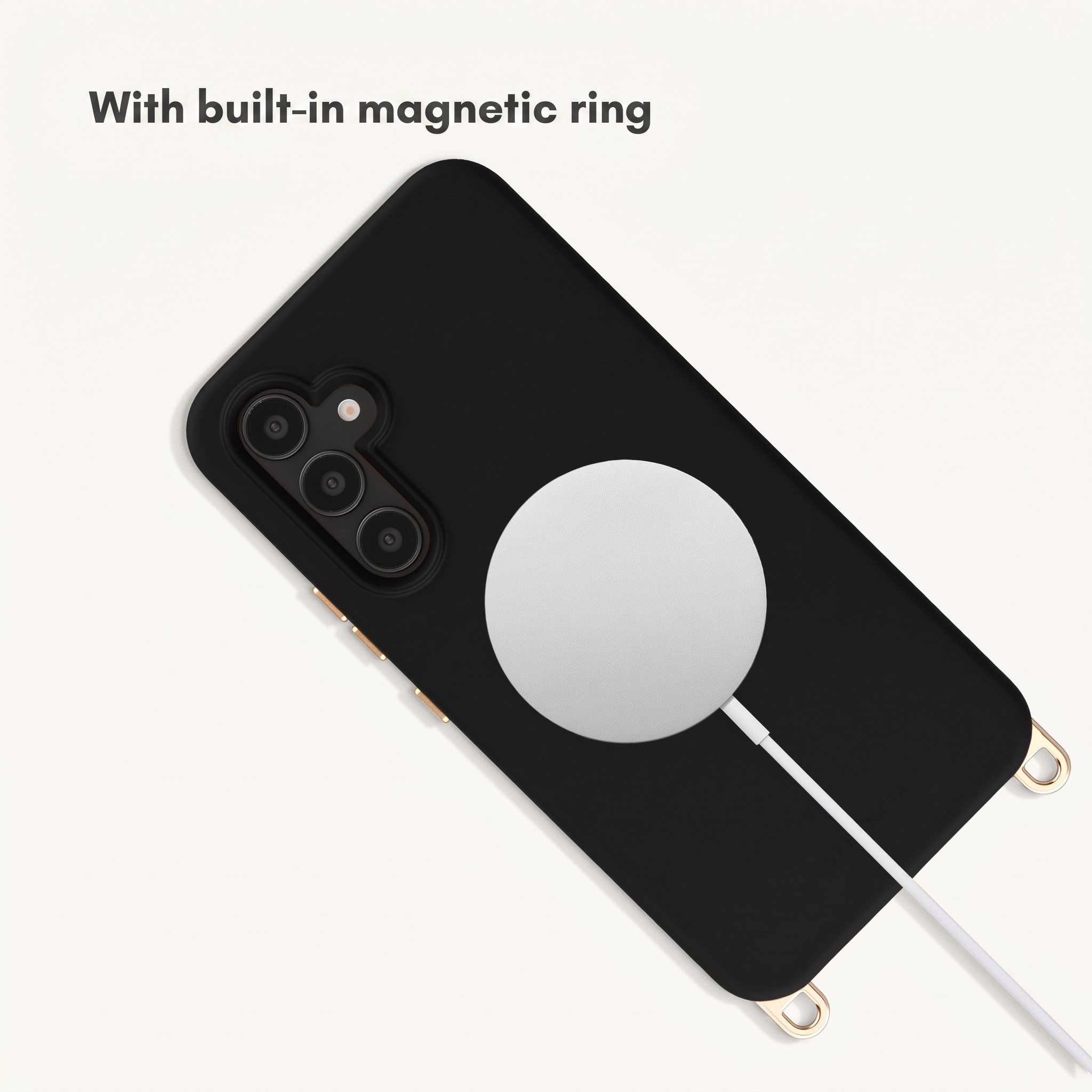 Schwarze Handyhülle mit eingebautem Magnetring und weißem Ladekabel auf hellem Hintergrund.