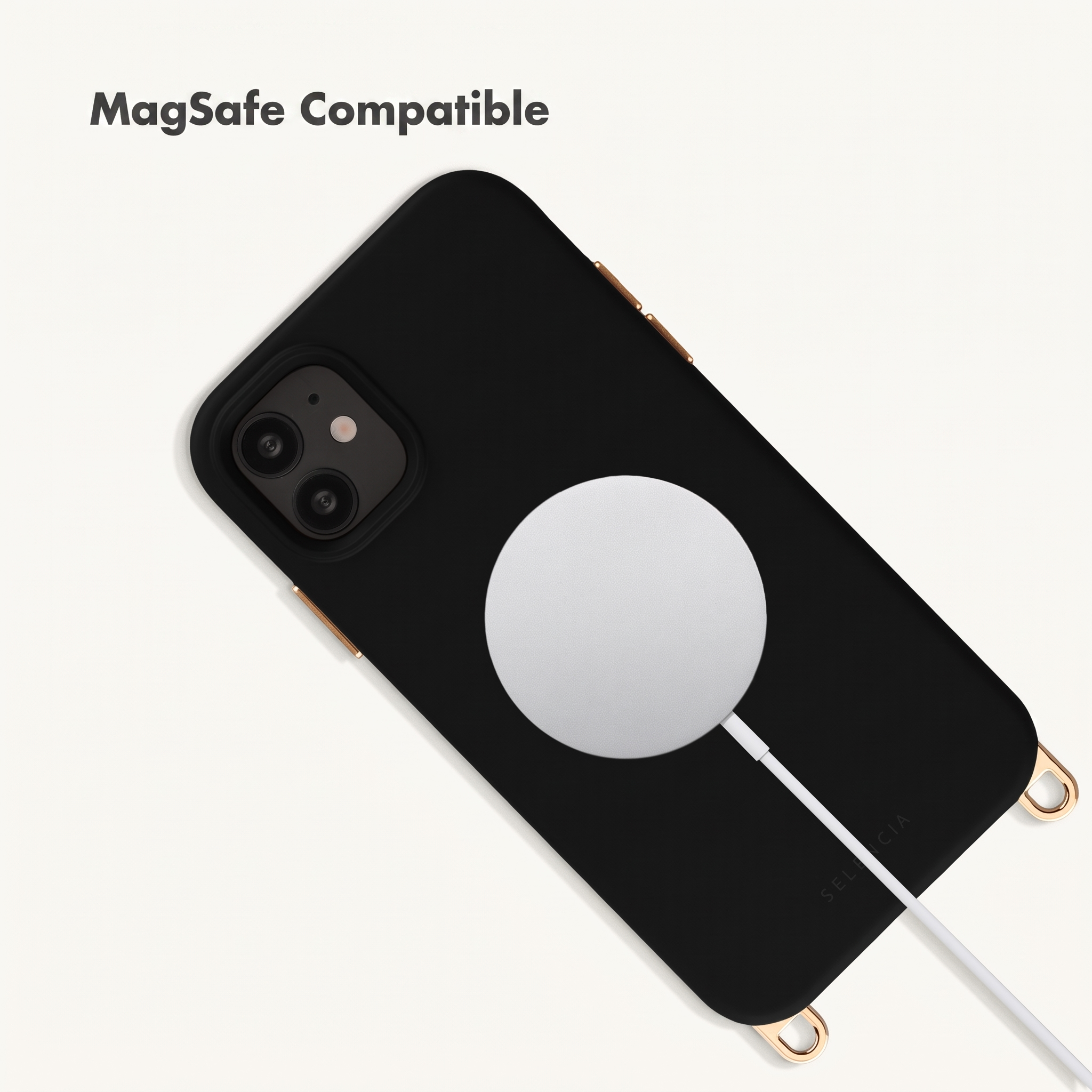 Schwarze Handyhülle mit MagSafe-Ladegerät auf weißem Hintergrund.