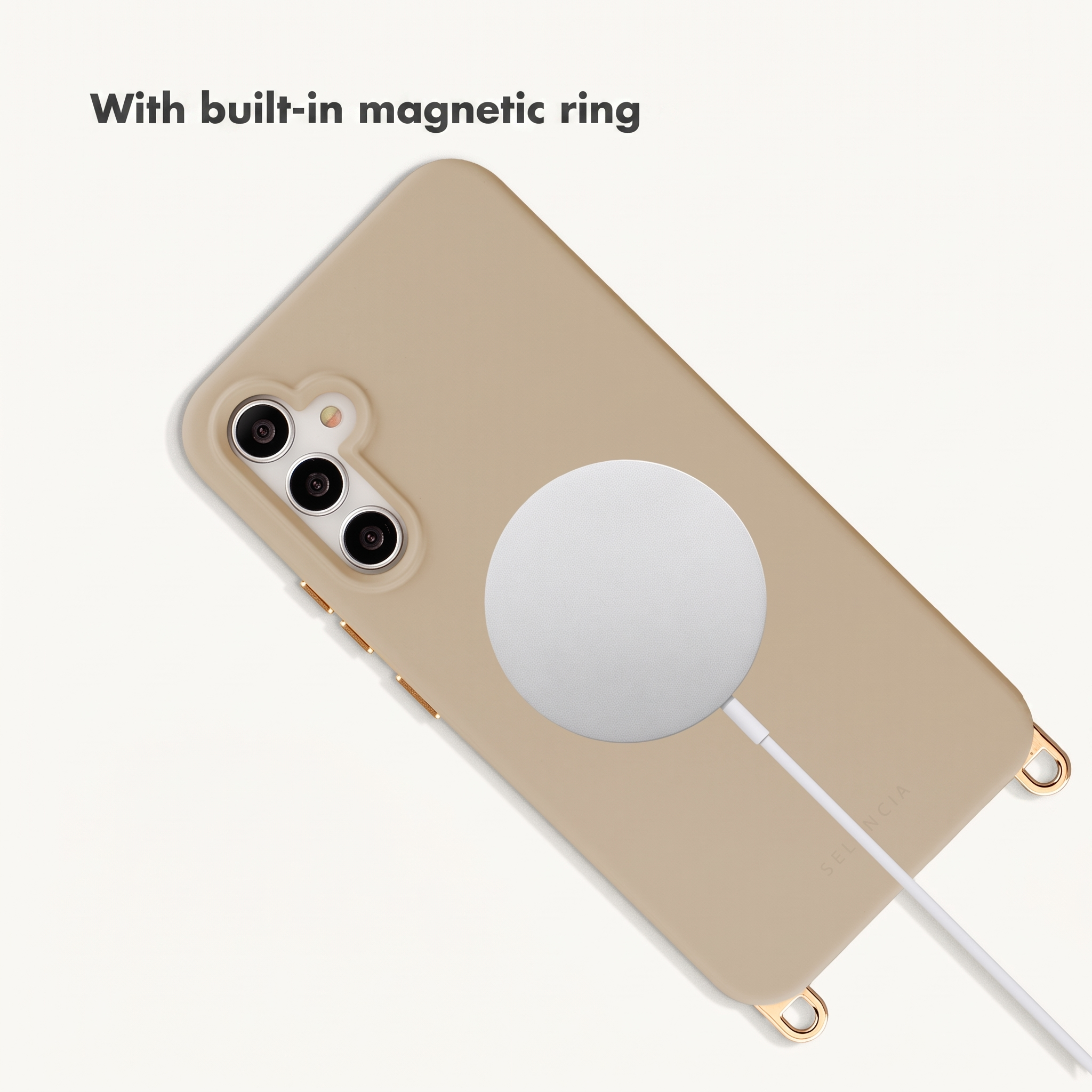 Funda de móvil beis con anillo magnético integrado y cable de carga sobre fondo blanco.