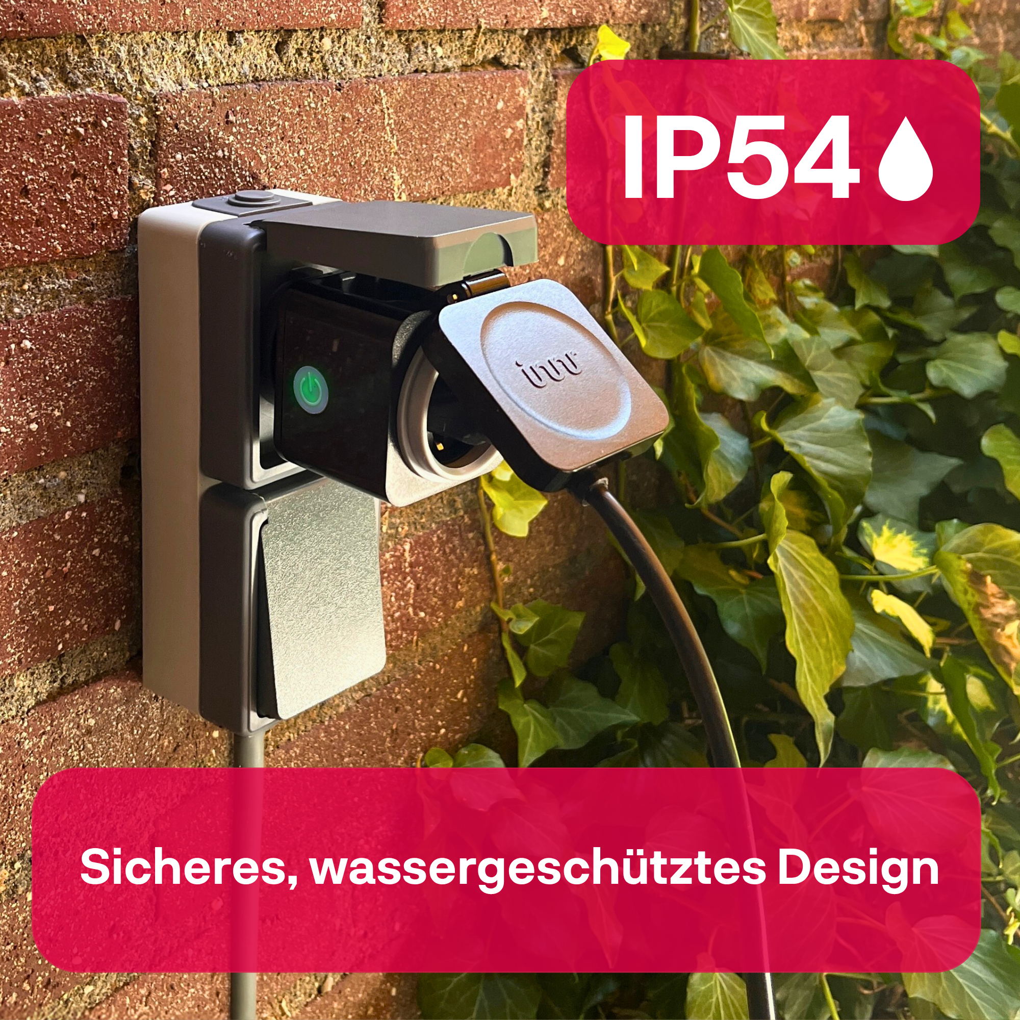 Waterdicht dubbel stopcontact op een bakstenen muur met aangesloten zwarte kabel en klimop.