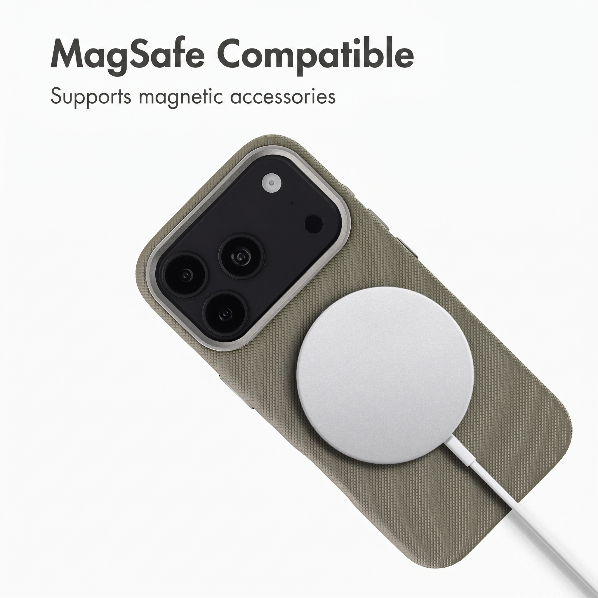 Uno smartphone in custodia grigia con caricatore MagSafe bianco sul retro, su sfondo bianco.