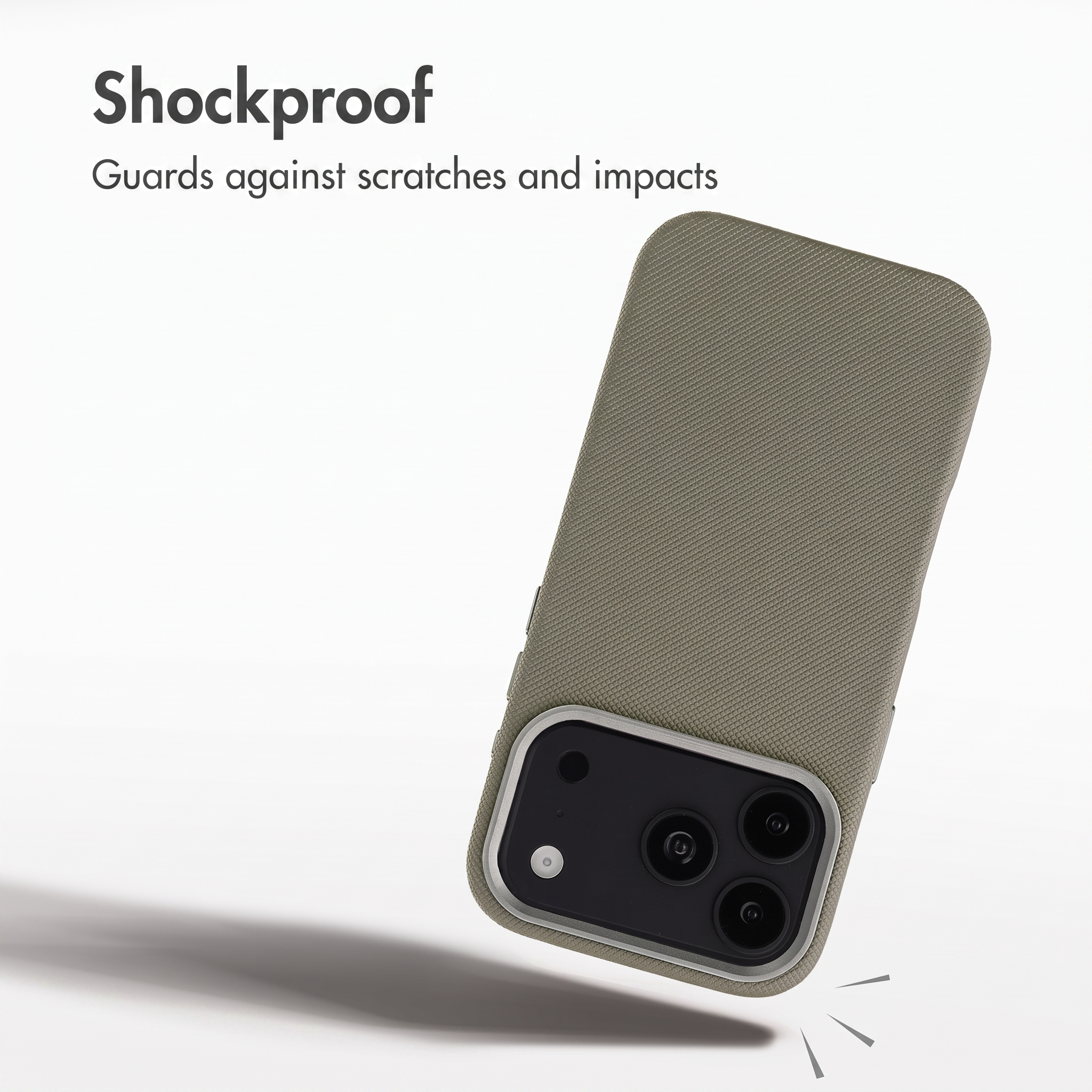 Uno smartphone verde oliva con custodia resistente e tripla fotocamera. Testo: Shockproof.