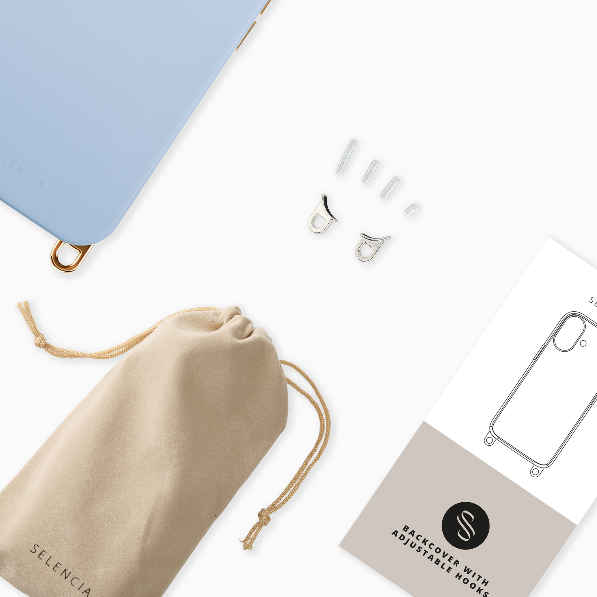 Una funda de móvil azul claro, una bolsa beige, ganchos plateados pequeños y una tarjeta de instrucciones en blanco.