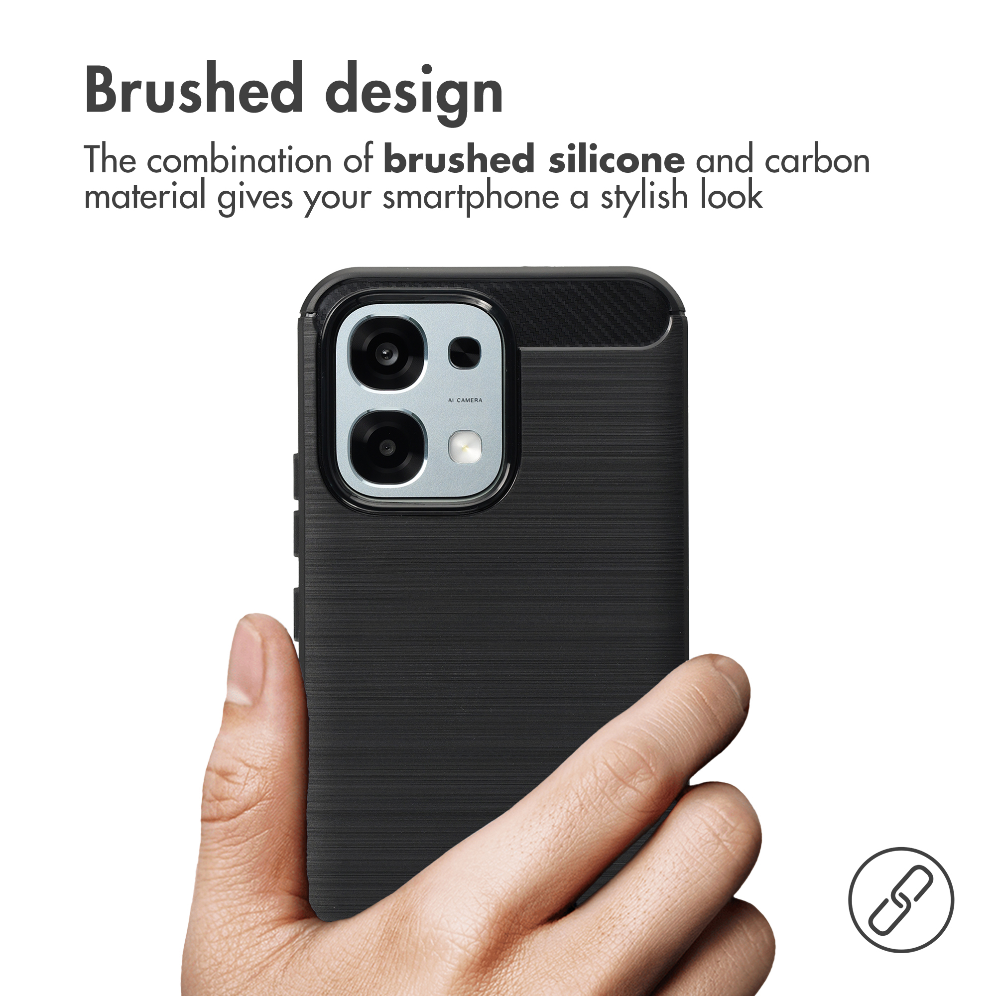 Una mano tiene una cover nera in silicone spazzolato e design in carbonio.