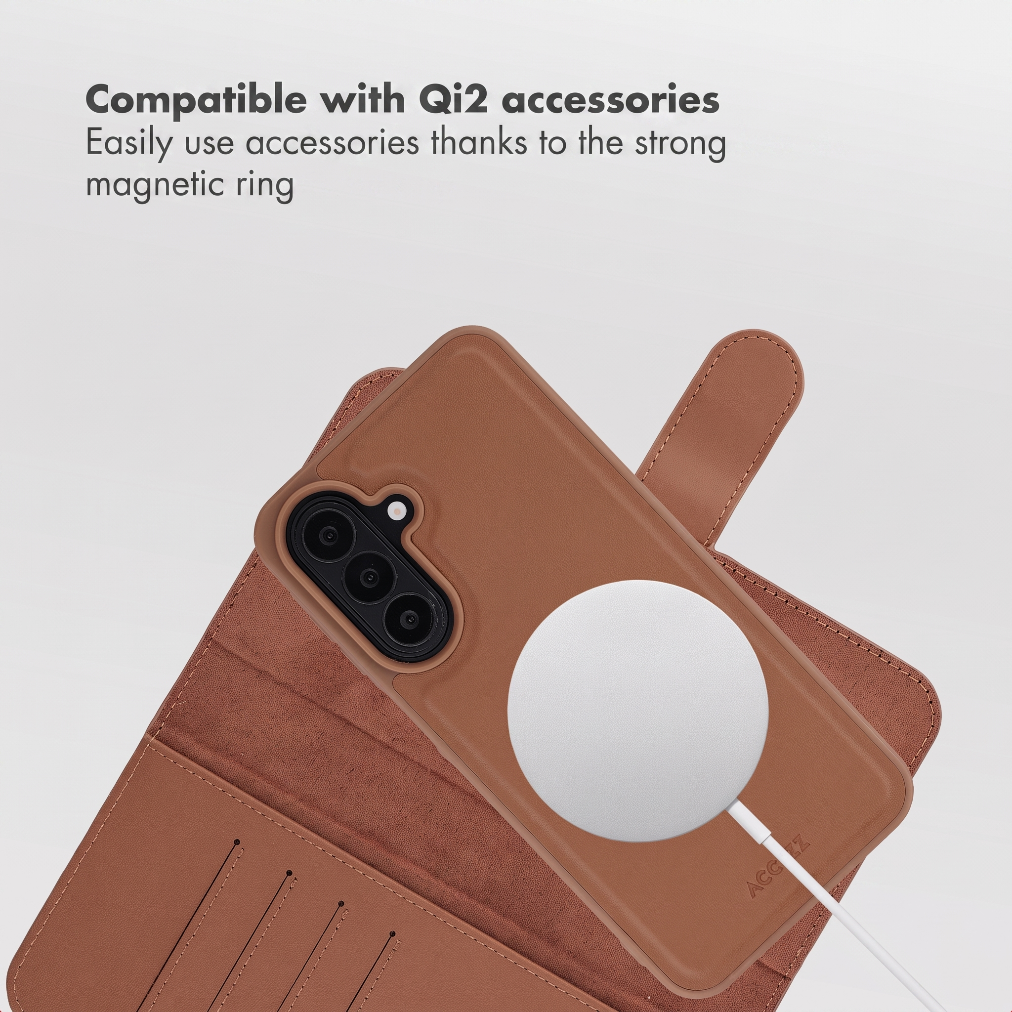 Une coque en cuir marron avec chargeur MagSafe sur un étui portefeuille ouvert.