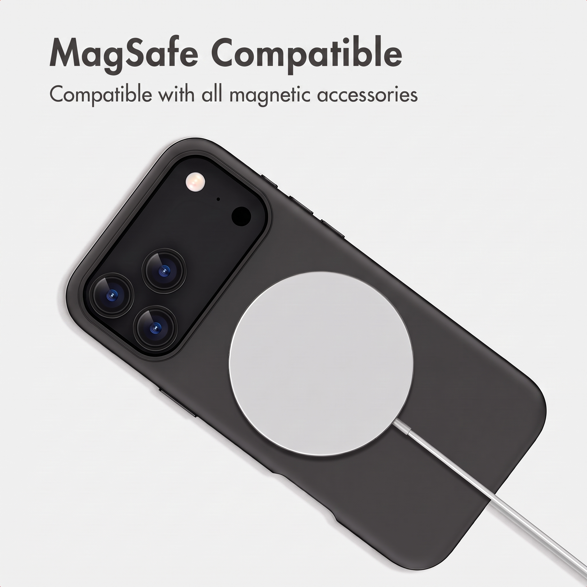 Uno smartphone nero in una custodia con caricabatterie MagSafe bianco su sfondo bianco.