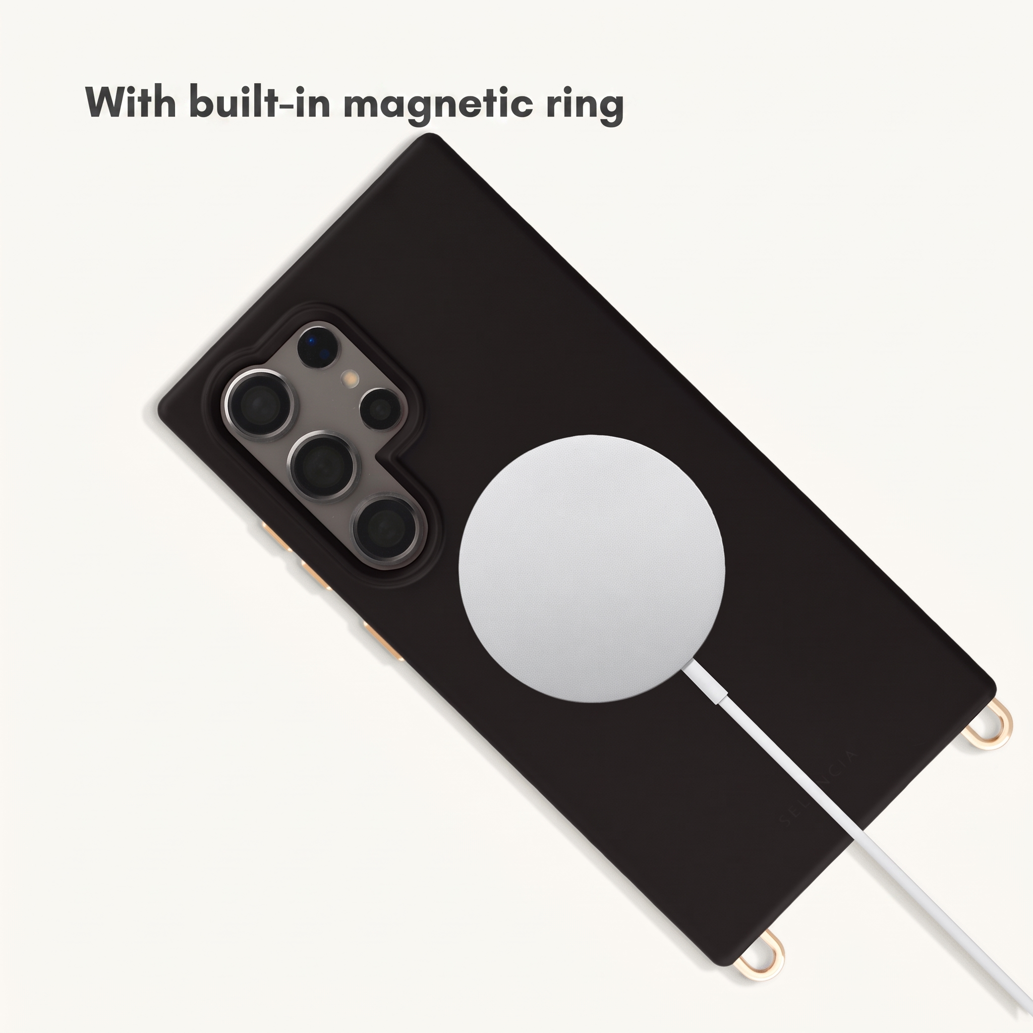 Schwarze Handyhülle mit eingebautem Magnetring und Ladegerät auf weißem Grund.