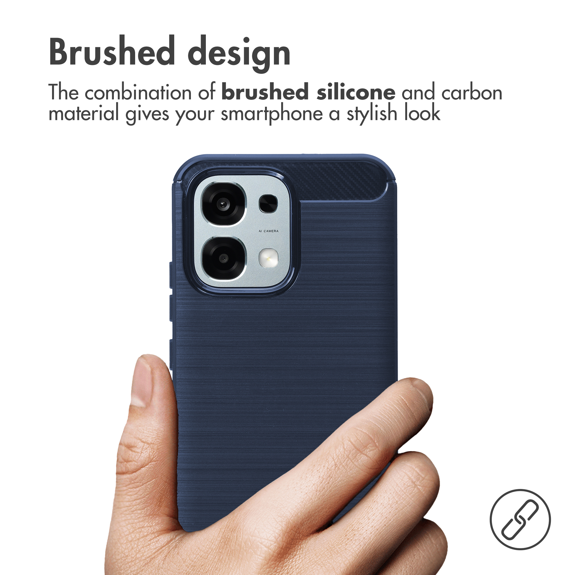 Mano che tiene una cover per smartphone blu scuro dal design spazzolato.