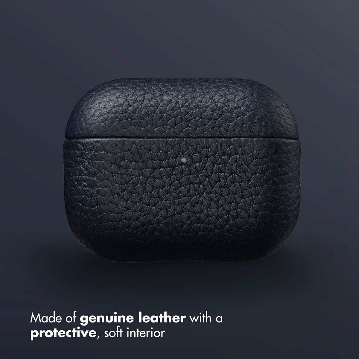 Custodia per AirPods in pelle nera su sfondo scuro, con una piccola spia di stato.