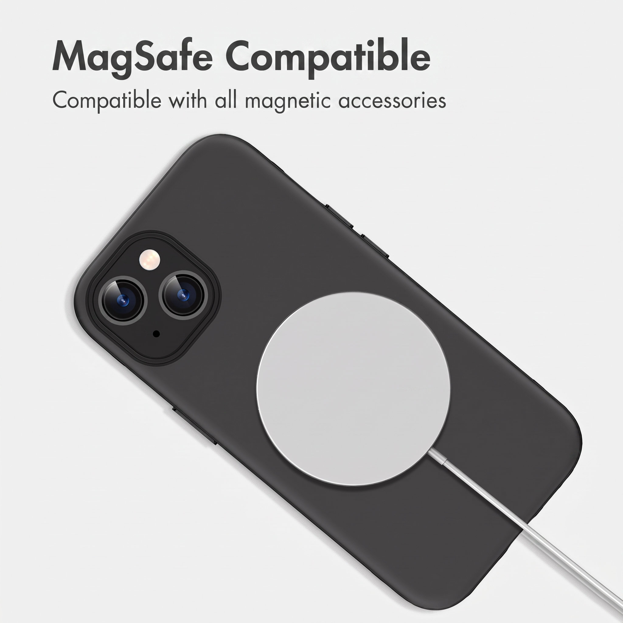 Zwarte smartphone in beschermhoes met MagSafe-oplader op een witte achtergrond.