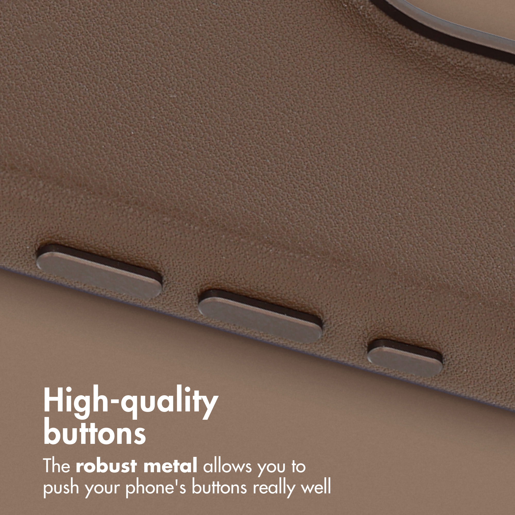 Gros plan sur trois boutons métalliques de haute qualité sur une coque de téléphone marron.