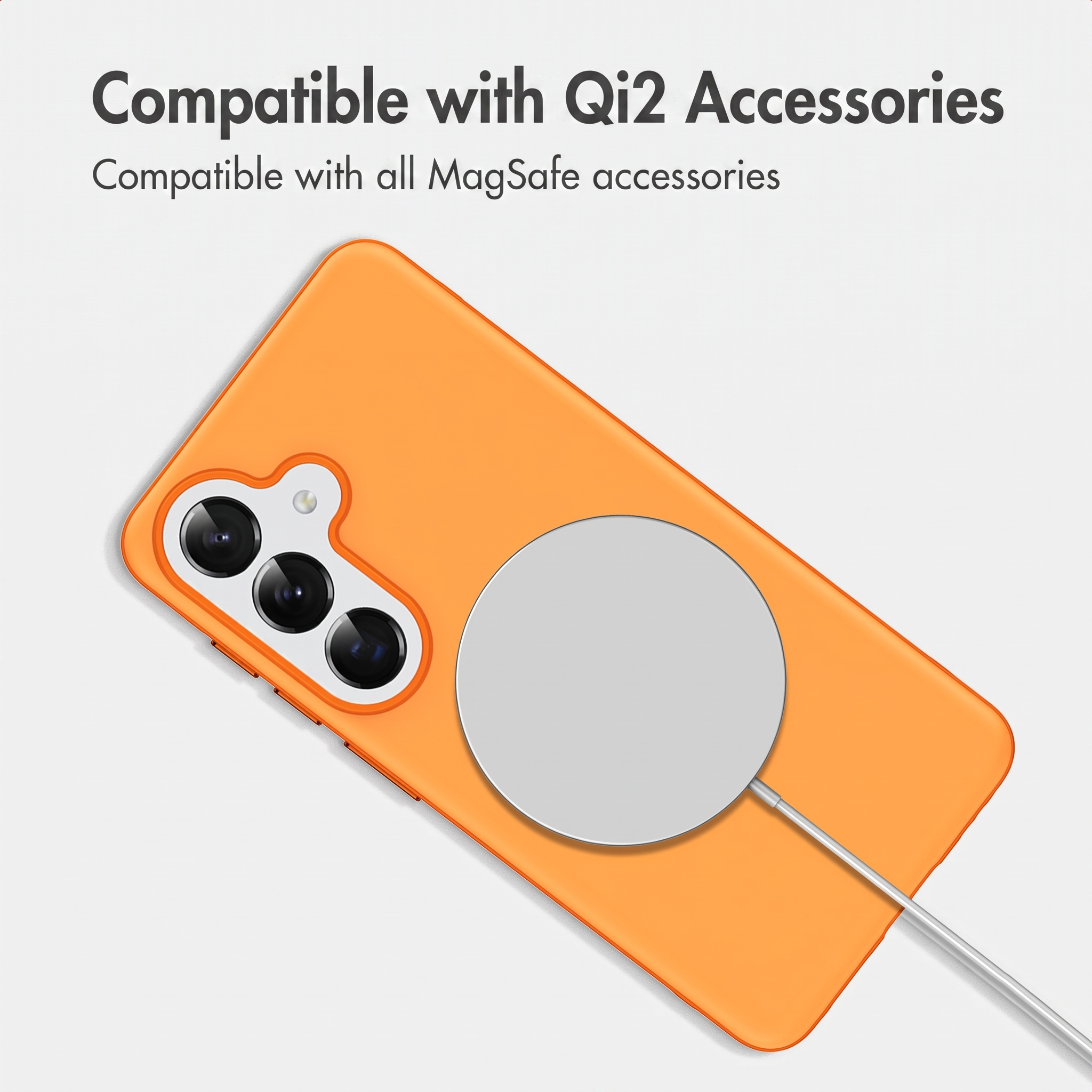 Eine leuchtend orangefarbene Telefonhülle mit einem weißen runden MagSafe-Ladegerät auf der Rückseite.