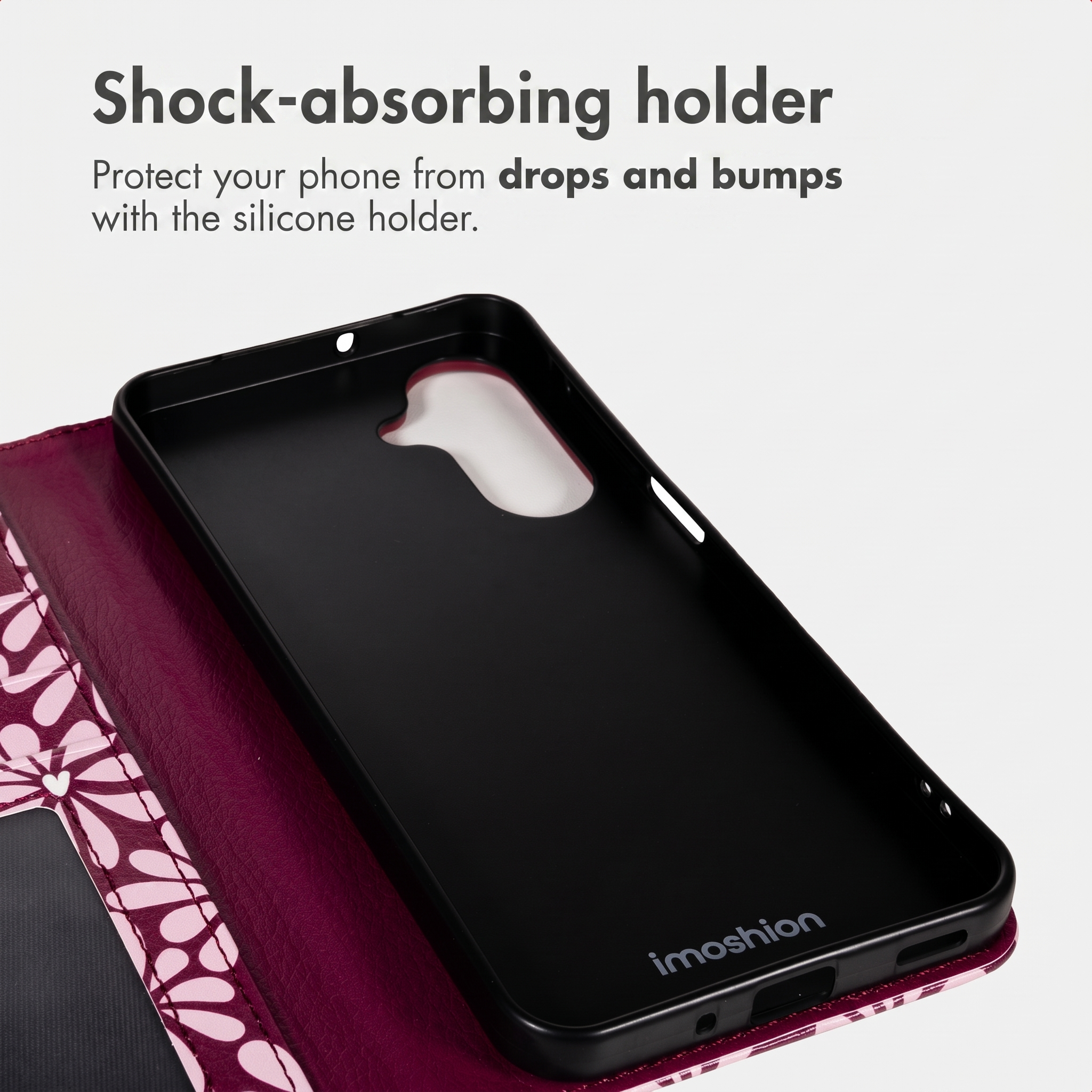 Een open paarse telefoonhoes met bloemenprint en een zwarte siliconenhouder binnenin.