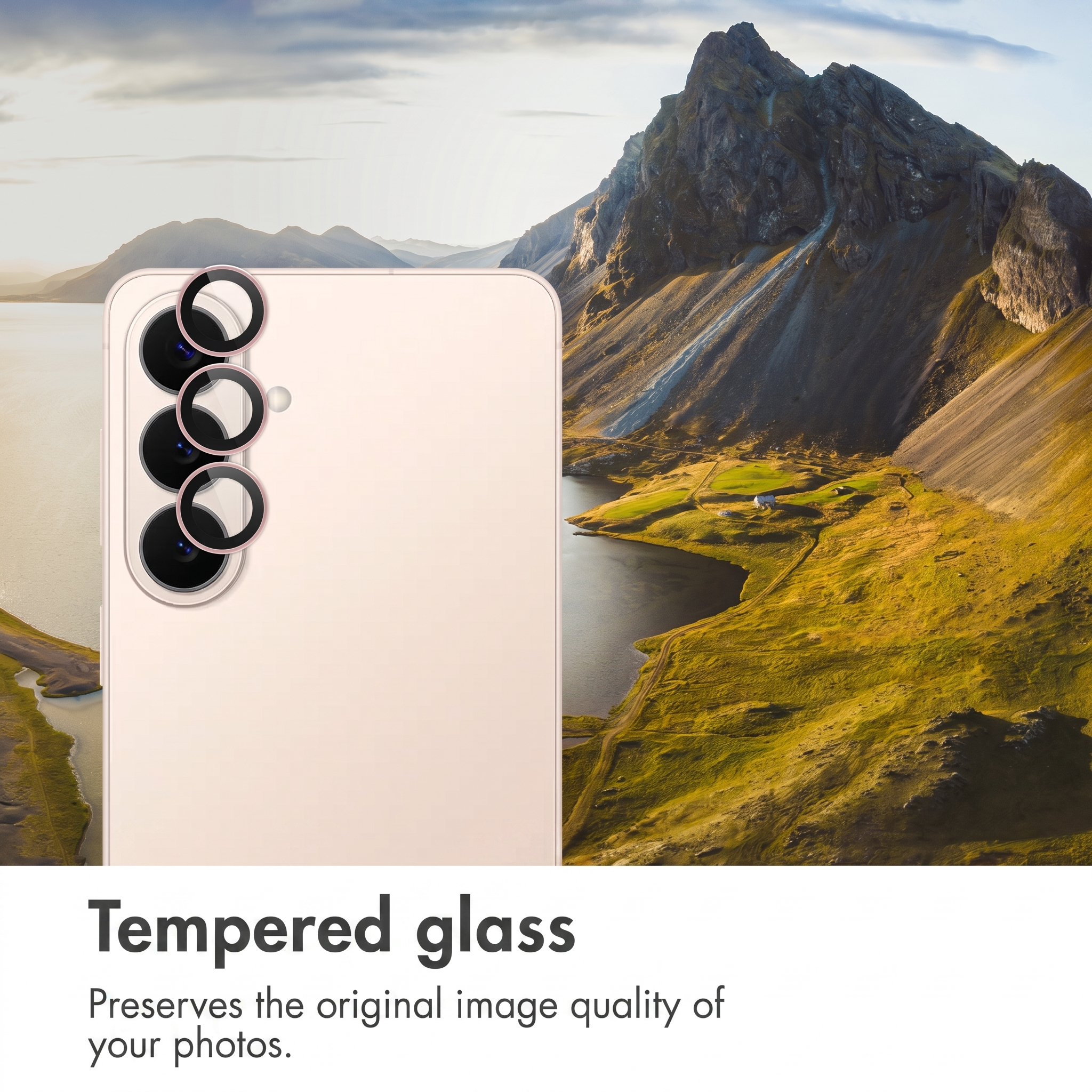 Retro di uno smartphone beige con tre obiettivi fotografici su uno sfondo di montagne, colline verdi e un lago.