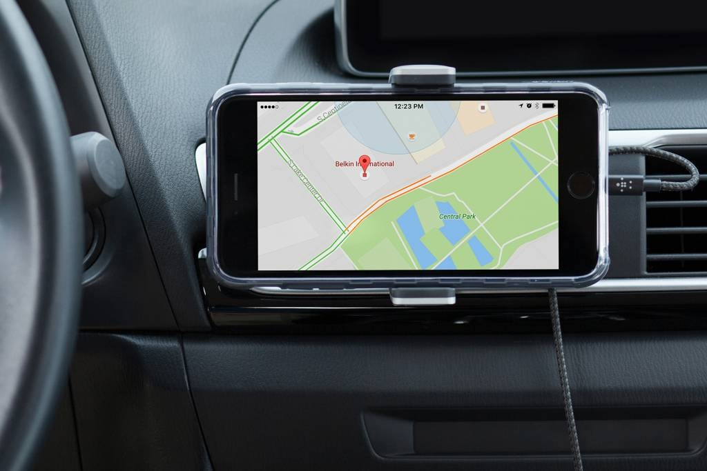 Smartphone in un supporto per auto sul cruscotto che mostra una mappa.