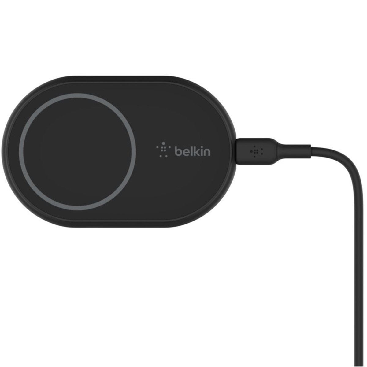 Caricabatterie wireless Belkin nero con base di ricarica circolare e cavo collegato su sfondo bianco.