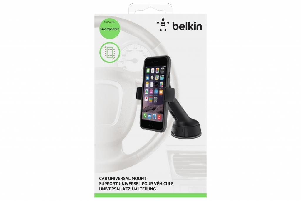 Confezione supporto auto universale Belkin con smartphone montato su sfondo interno auto.