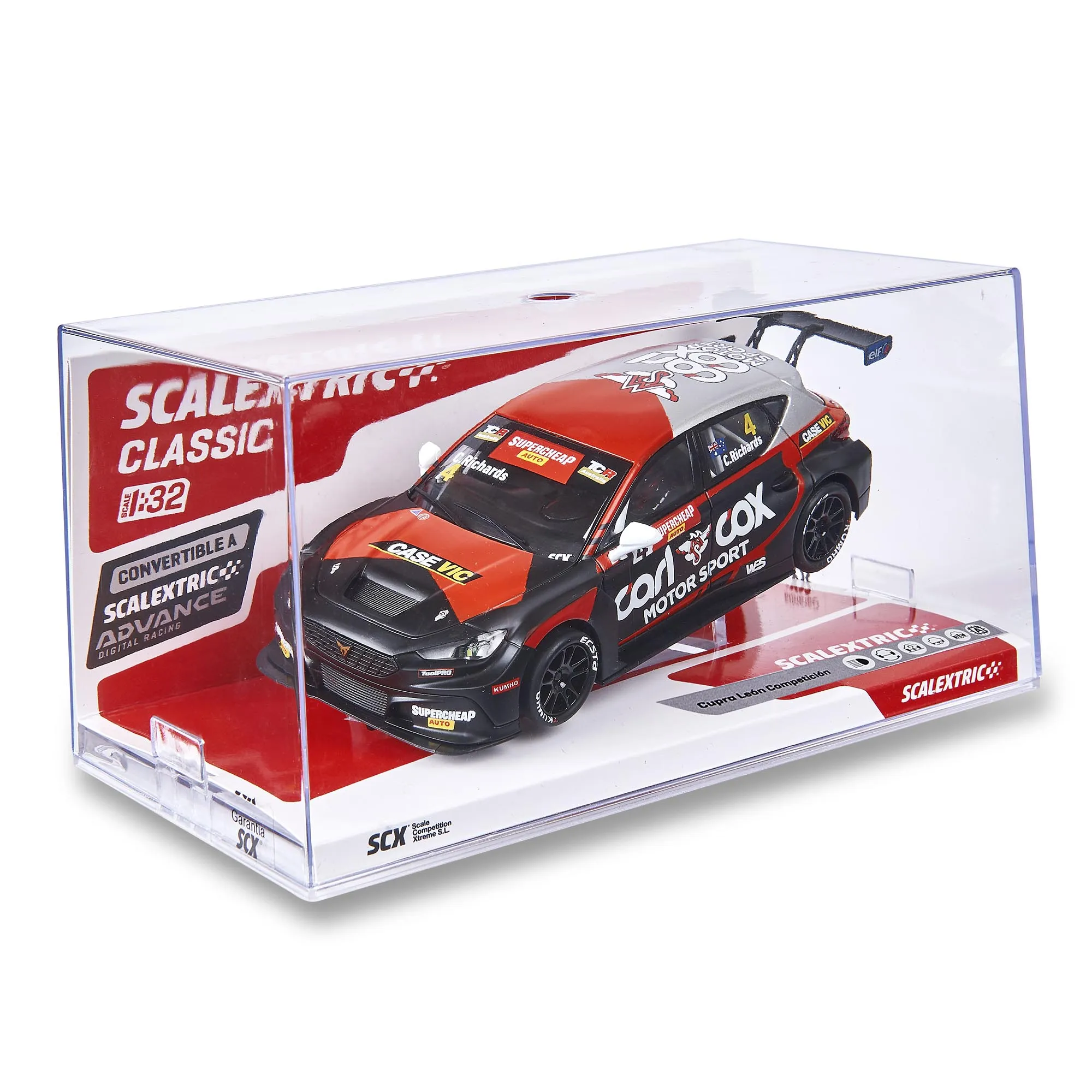 Un auto de modelo Scalextric rojo y negro dentro de una vitrina de acrílico sobre un fondo rojo y blanco.