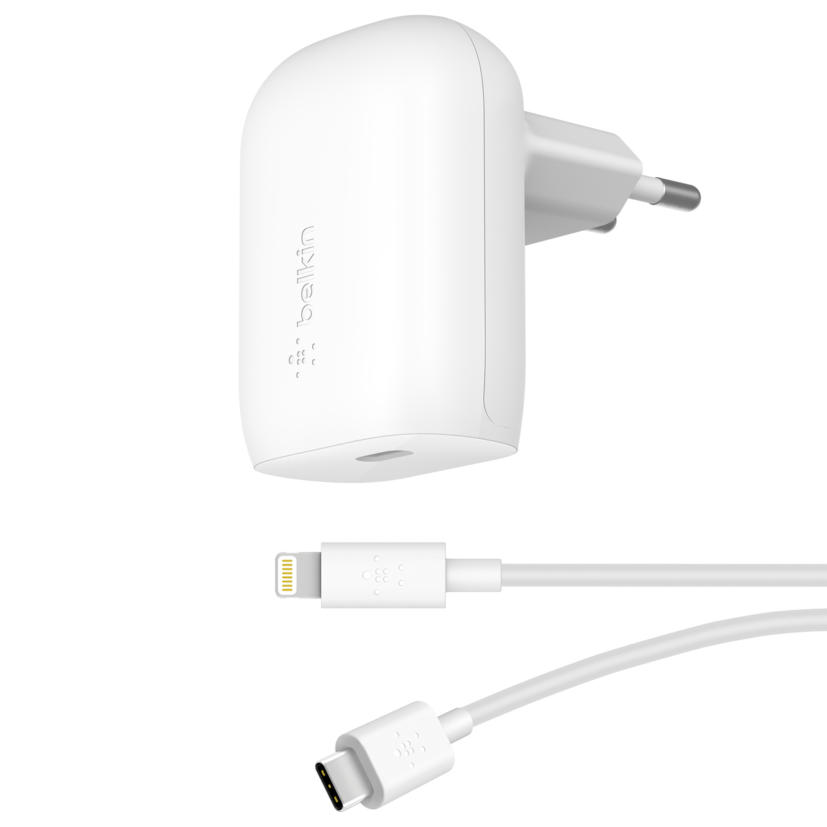 Caricatore da muro Belkin bianco con cavo da USB-C a Lightning su sfondo bianco.