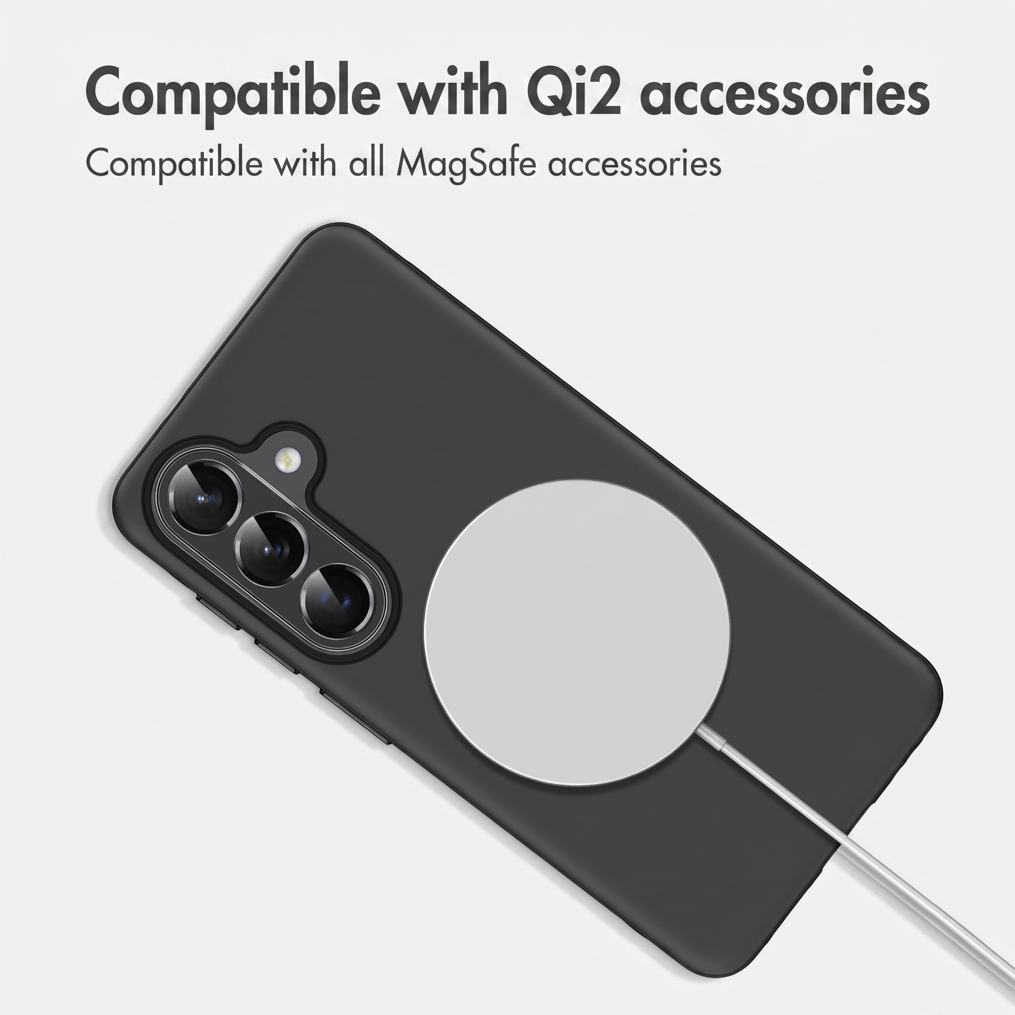 Ein schwarzes Handy in einer Hülle mit Magnet-Ladegerät und Text über Qi2- und MagSafe-Kompatibilität.