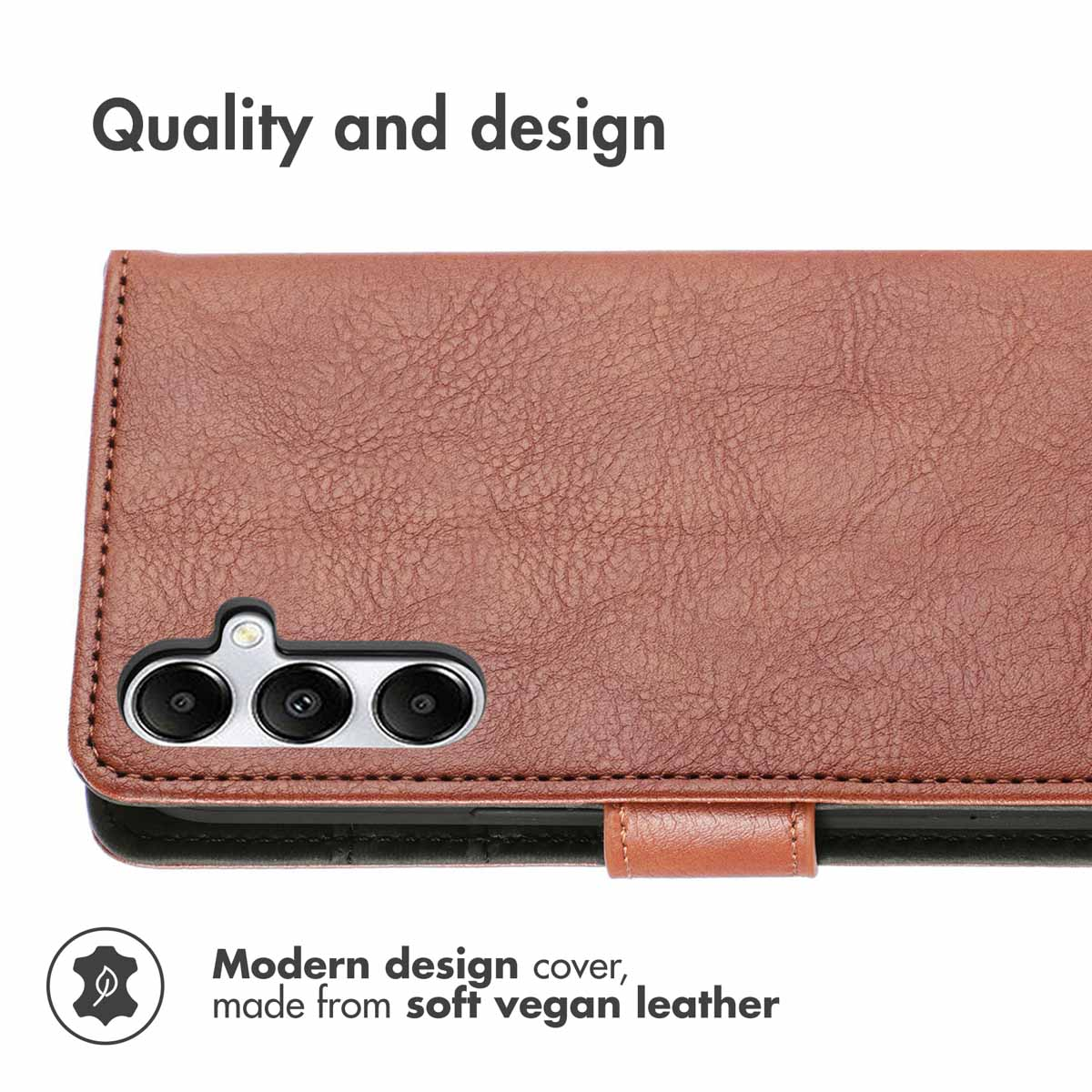 Een bruine vegan lederensmartphonehoes met camera-uitsparing en tekst.