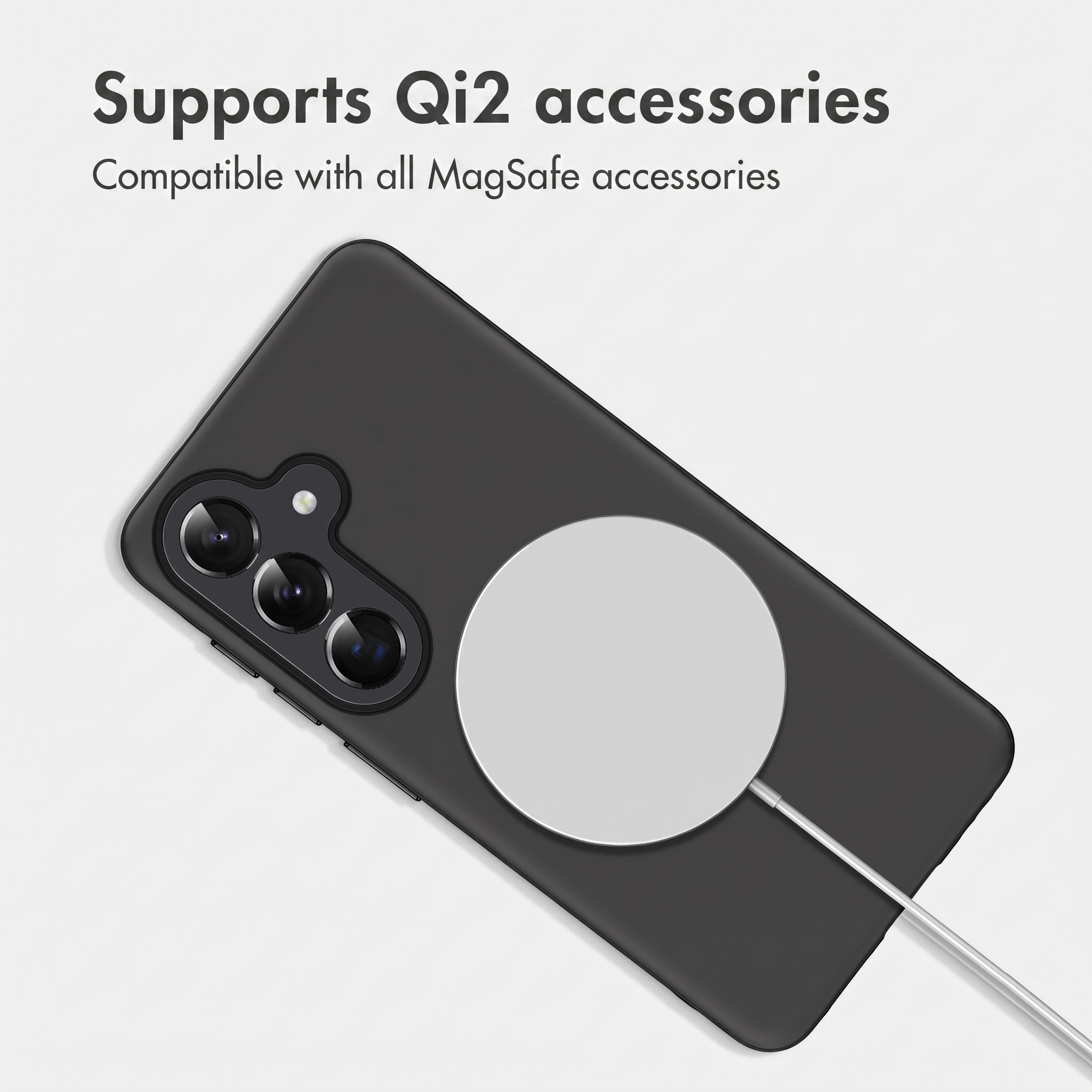 Schwarze Handyhülle mit MagSafe-Ladegerät und dreifacher Kamera.