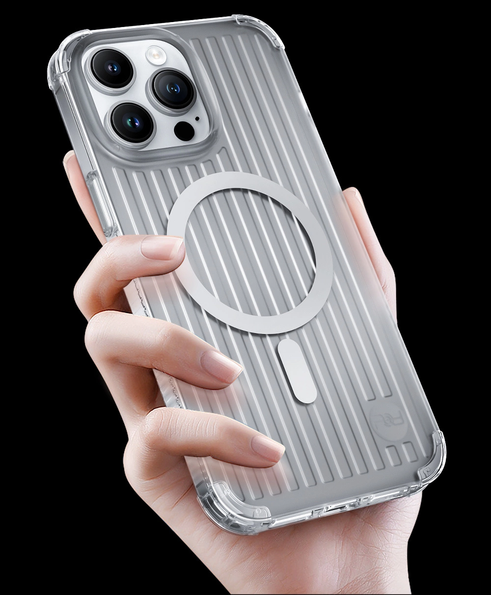 Una mano tiene una cover per telefono satinata e scanalata con anello MagSafe su sfondo nero.