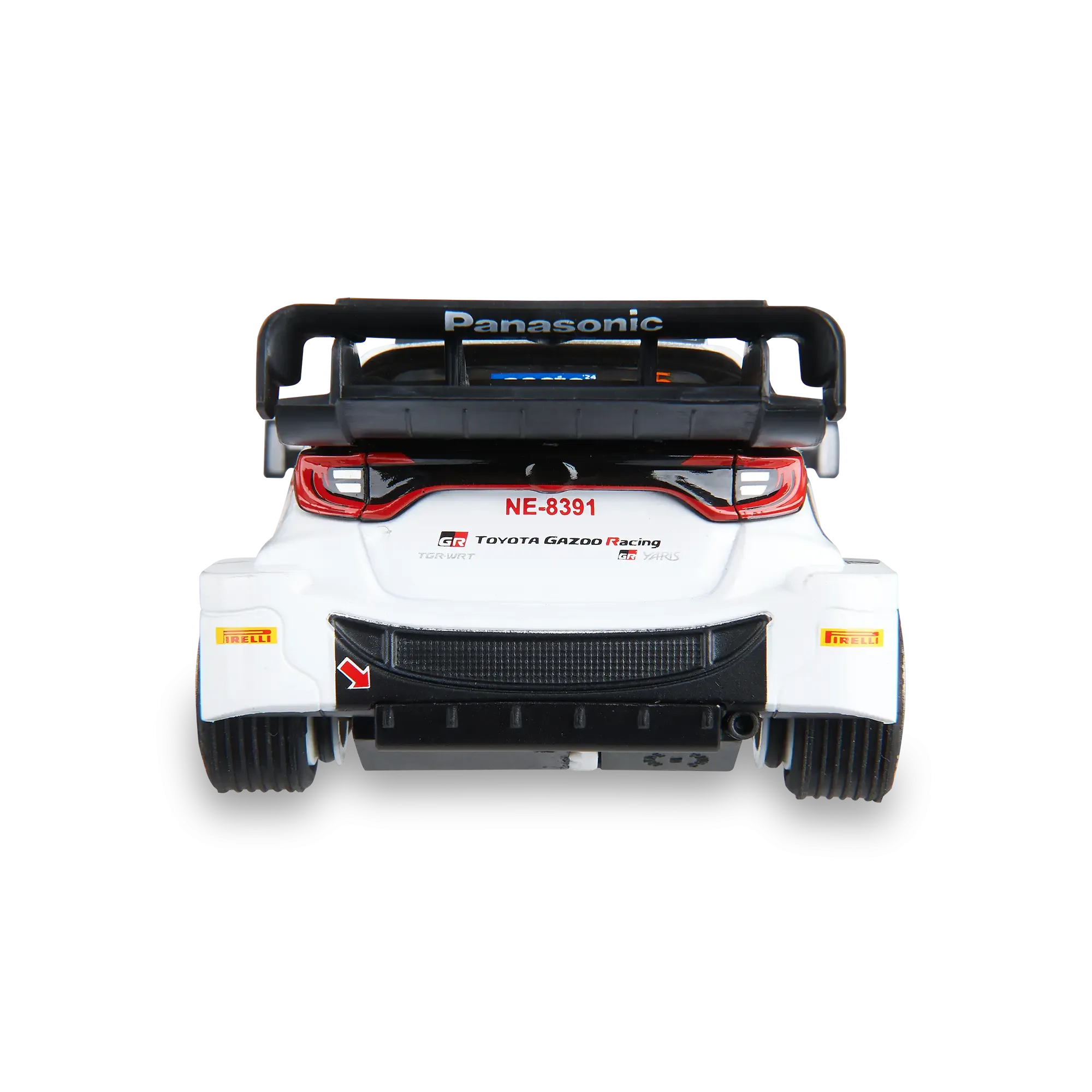 Vista trasera de un coche de rally de juguete Toyota Gazoo Racing blanco sobre fondo negro con gran alerón.