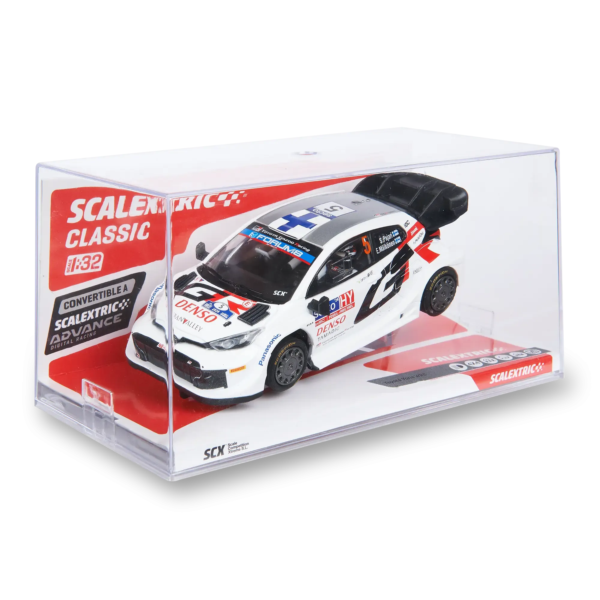 Un modelo a escala 1:32 de Scalextric de un coche de rally blanco en vitrina.
