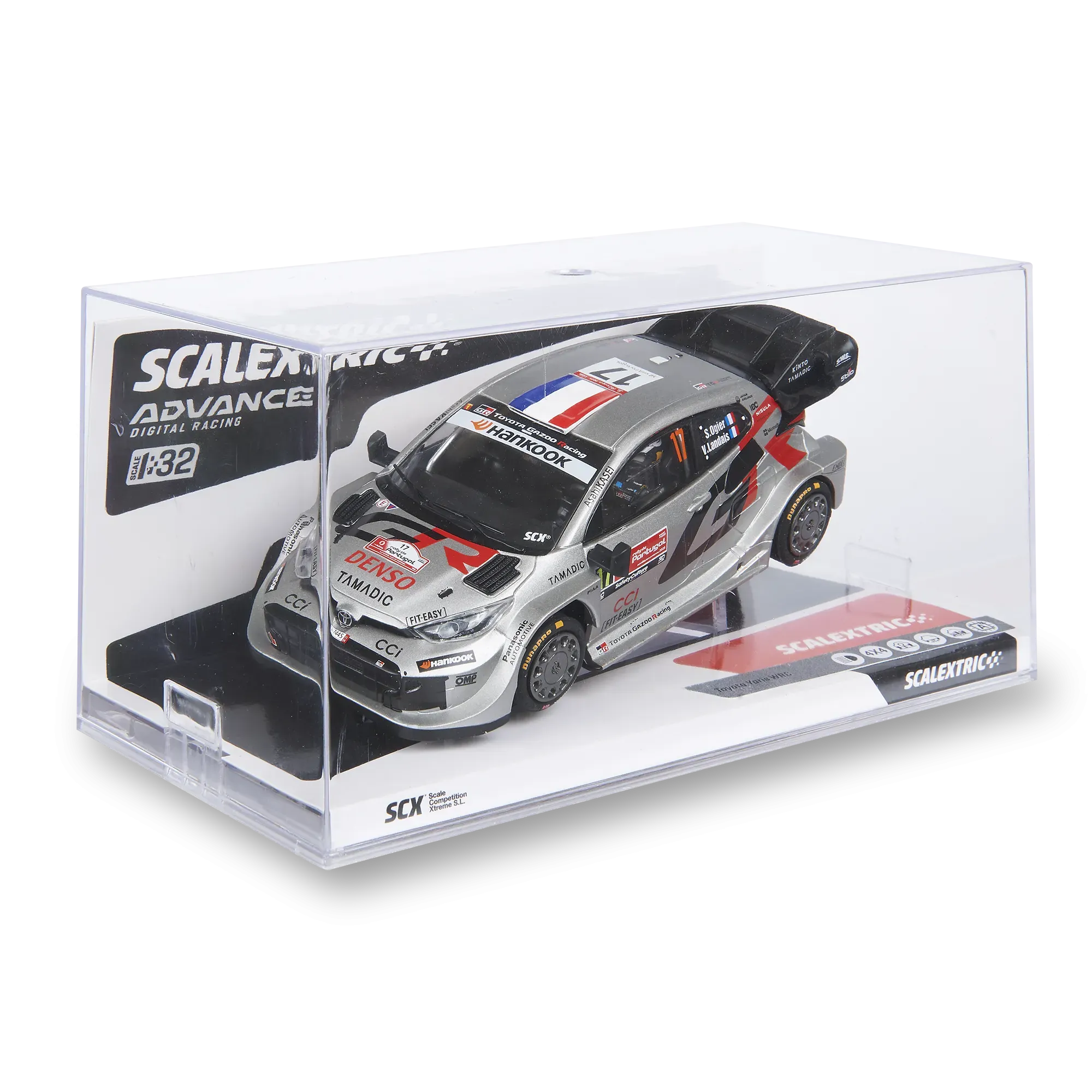 Un coche de rally Toyota plateado dentro de una vitrina transparente Scalextric sobre fondo negro.