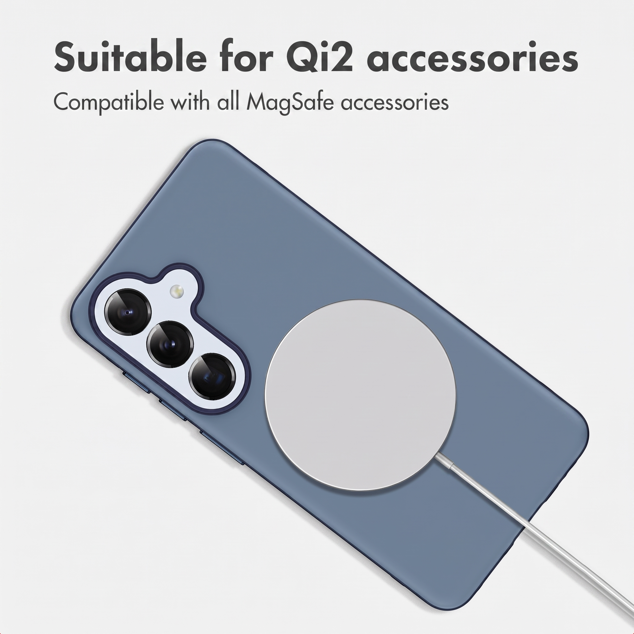 Ein blaues Handy in einer Hülle liegt auf weißem Grund mit MagSafe-Ladegerät.