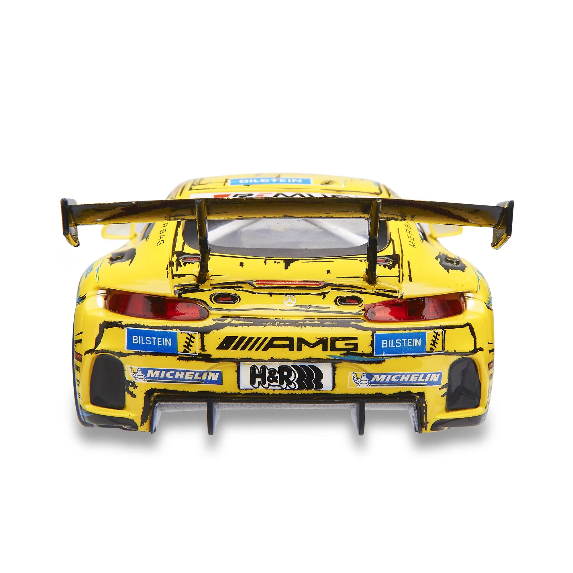 Vista trasera de un modelo de auto de carreras amarillo con logotipo de AMG y calcomanías sobre fondo blanco.