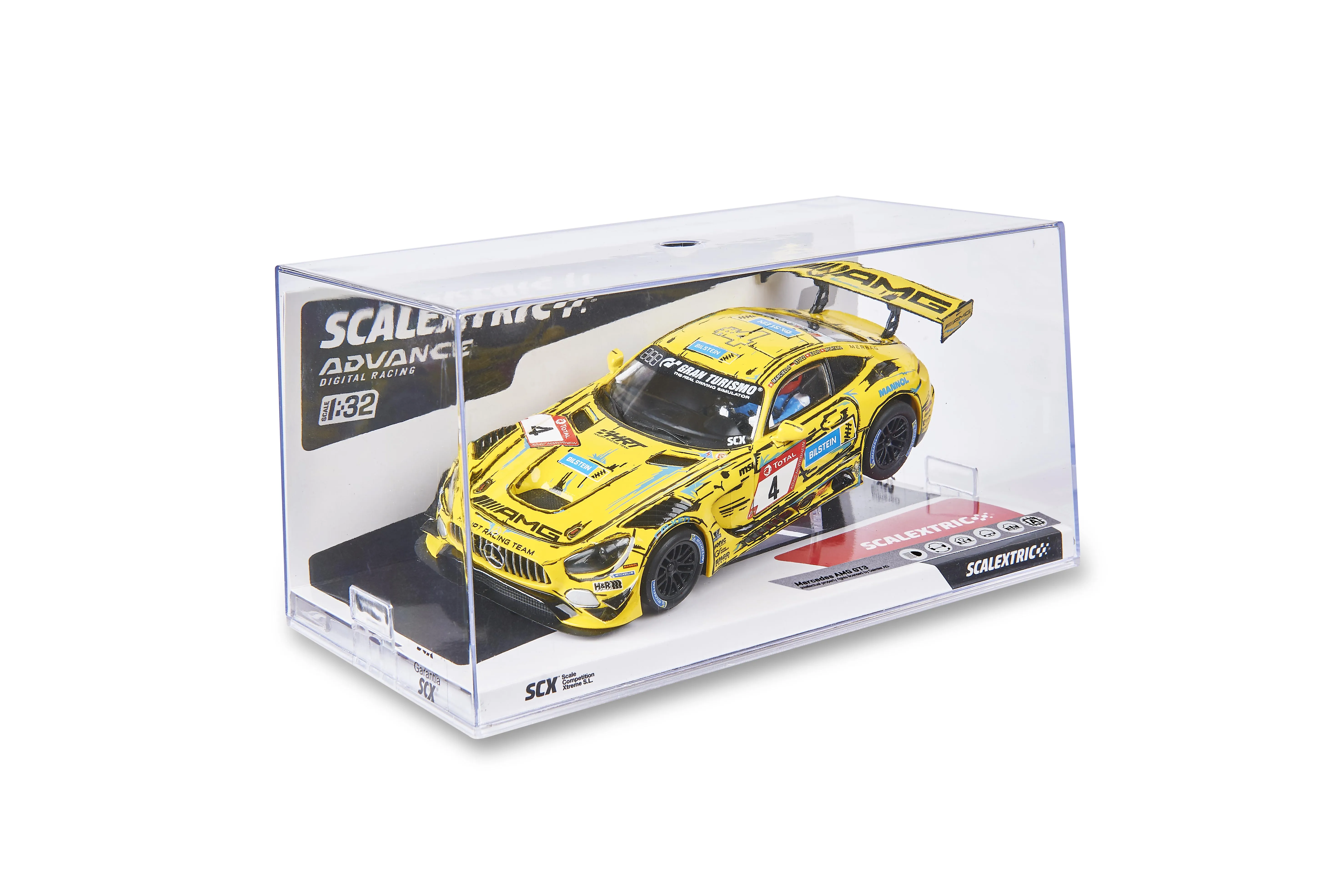 Coche de slot Scalextric Mercedes AMG GT3 amarillo en vitrina acrílica transparente sobre fondo blanco.