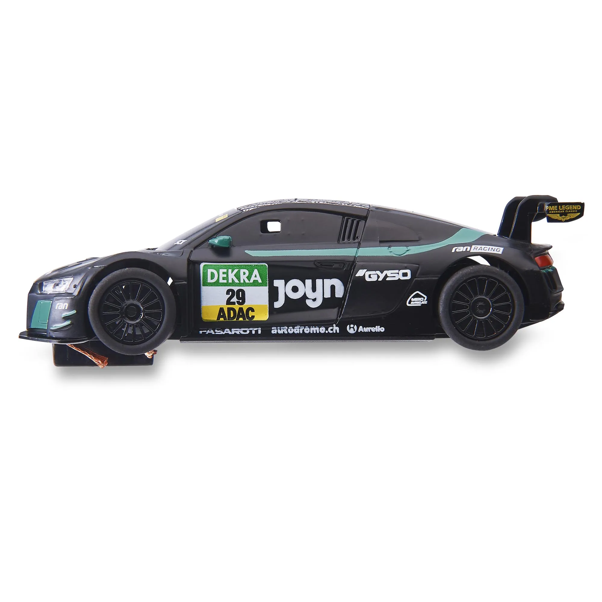 Un coche de carreras de juguete negro con calcomanías de patrocinadores, el número 29 y alerón sobre fondo blanco.
