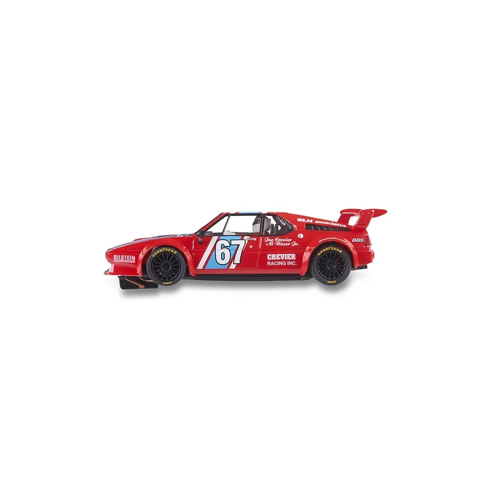 Un coche de juguete de carreras BMW M1 rojo numerado 67 con calcomanías de patrocinadores en fondo blanco.