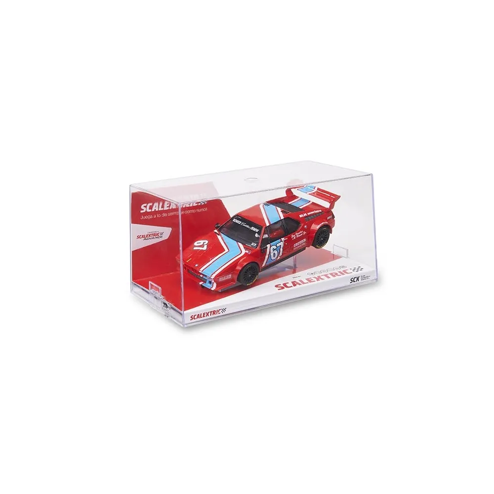 Un coche de carreras en miniatura BMW M1 rojo de Scalextric con el número 67 en una vitrina transparente.