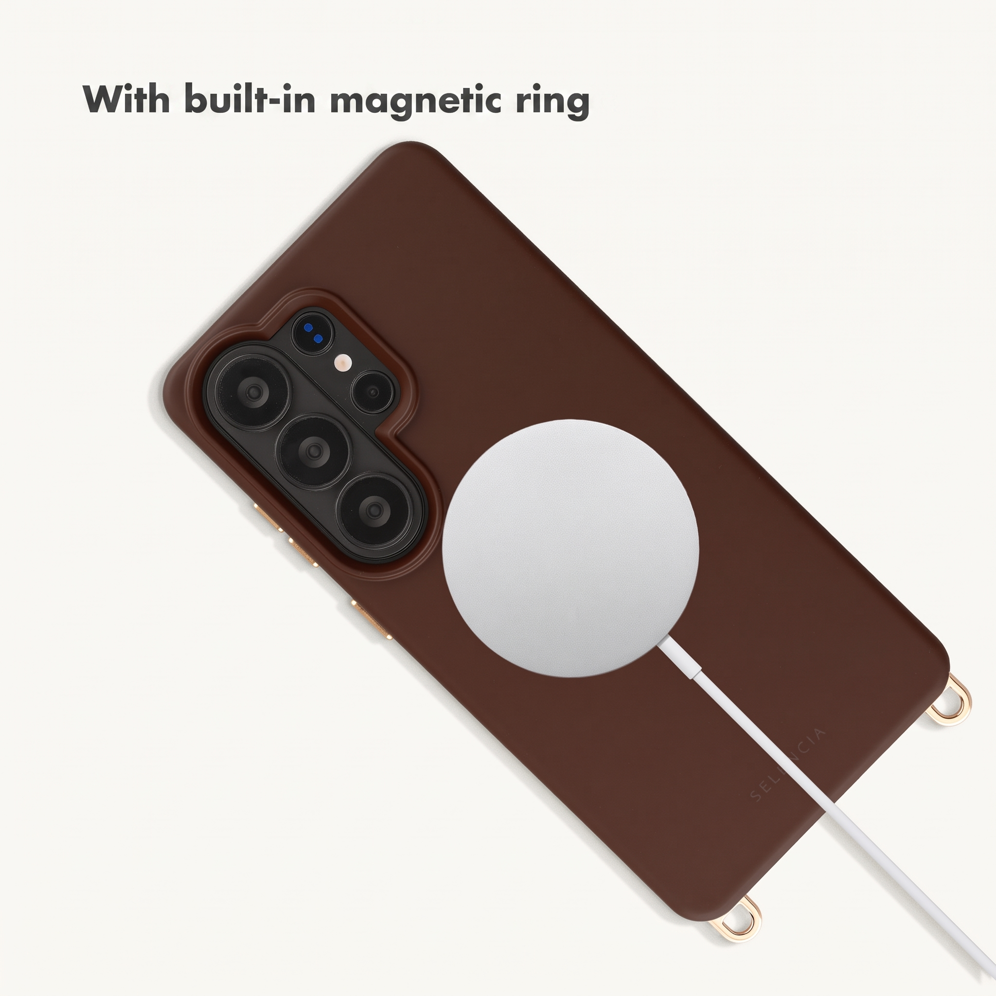 Coque de téléphone marron avec anneau magnétique intégré et chargeur sur fond blanc.