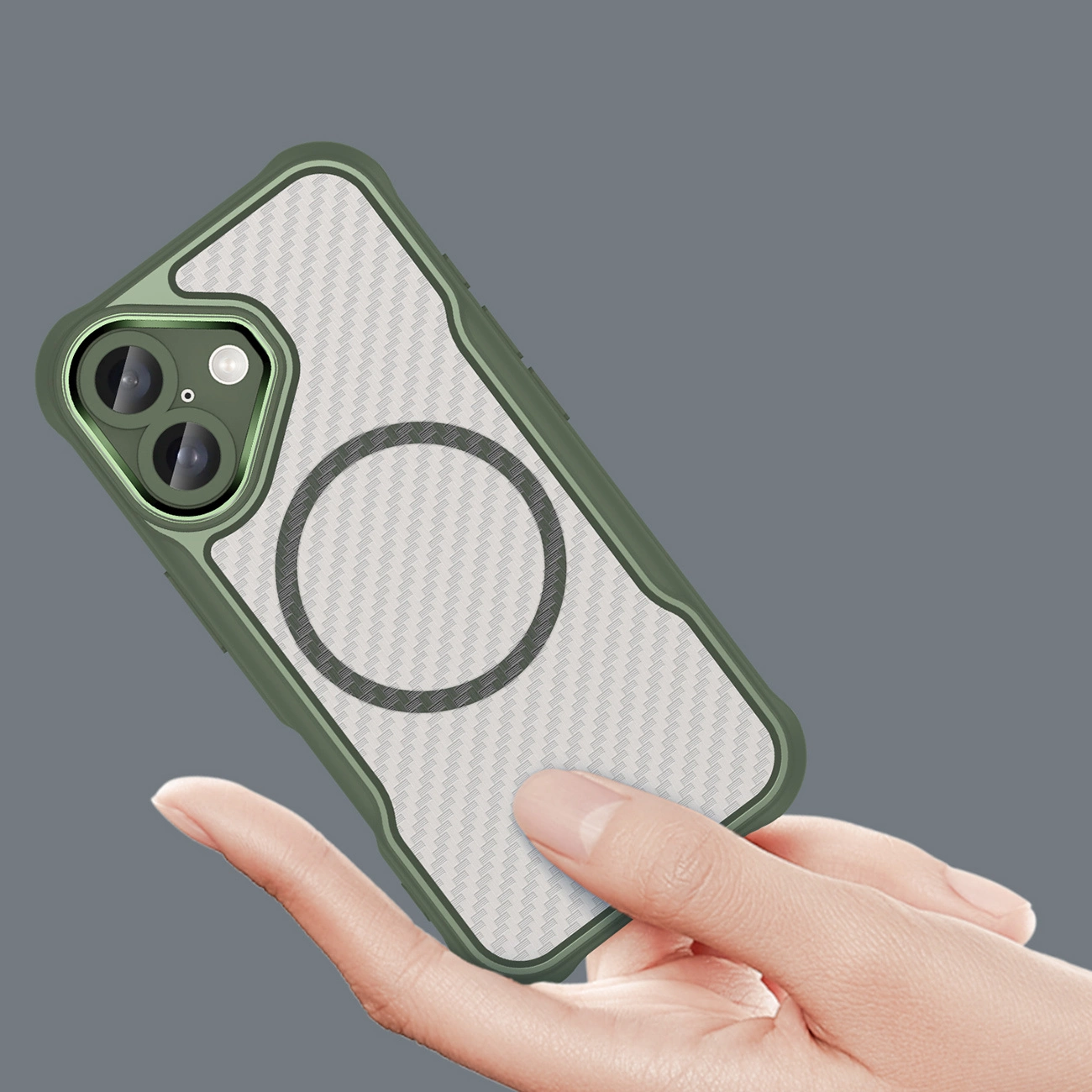 Una mano regge un telefono con custodia verde, retro in fibra bianca e anello magnetico su sfondo grigio.
