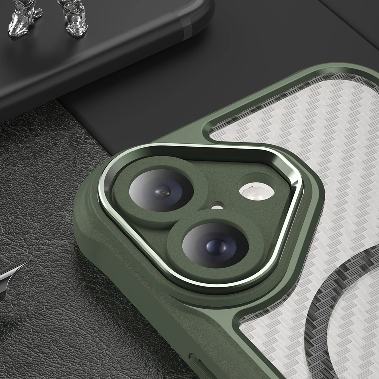 Primo piano di una custodia per smartphone verde con ritaglio per fotocamera e retro fantasia su superficie scura.