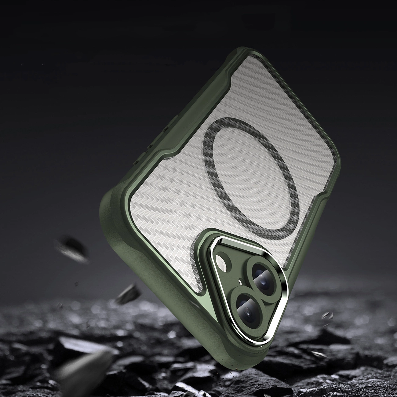 Una custodia per telefono verde con motivo in fibra di carbonio fluttua su una superficie rocciosa.