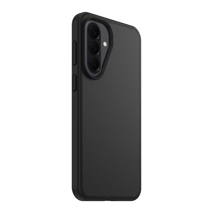 Un smartphone negro en una funda protectora, mostrando la parte trasera con tres cámaras y botones laterales.