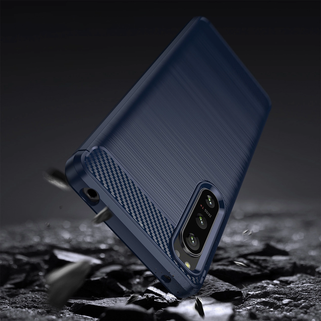 Smartphone blu con cover protettiva che fluttua su una superficie scura.